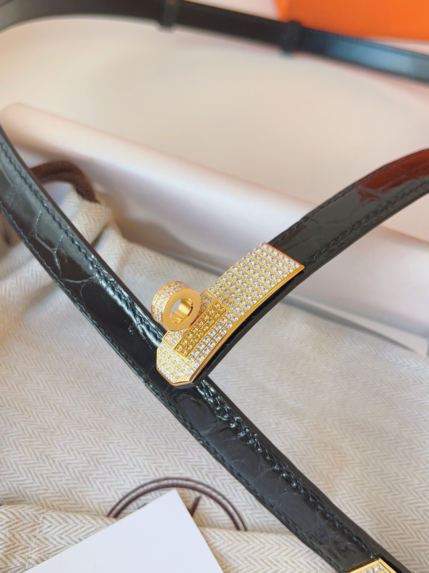 Hermes🇫🇷爱马仕 凯莉 进口高光尼罗鳄鱼皮  [色]Kelly精品满钻五金扣  纯手缝蜡线女士腰带  均码可调节  配全套高级原版包装盒  P:1710