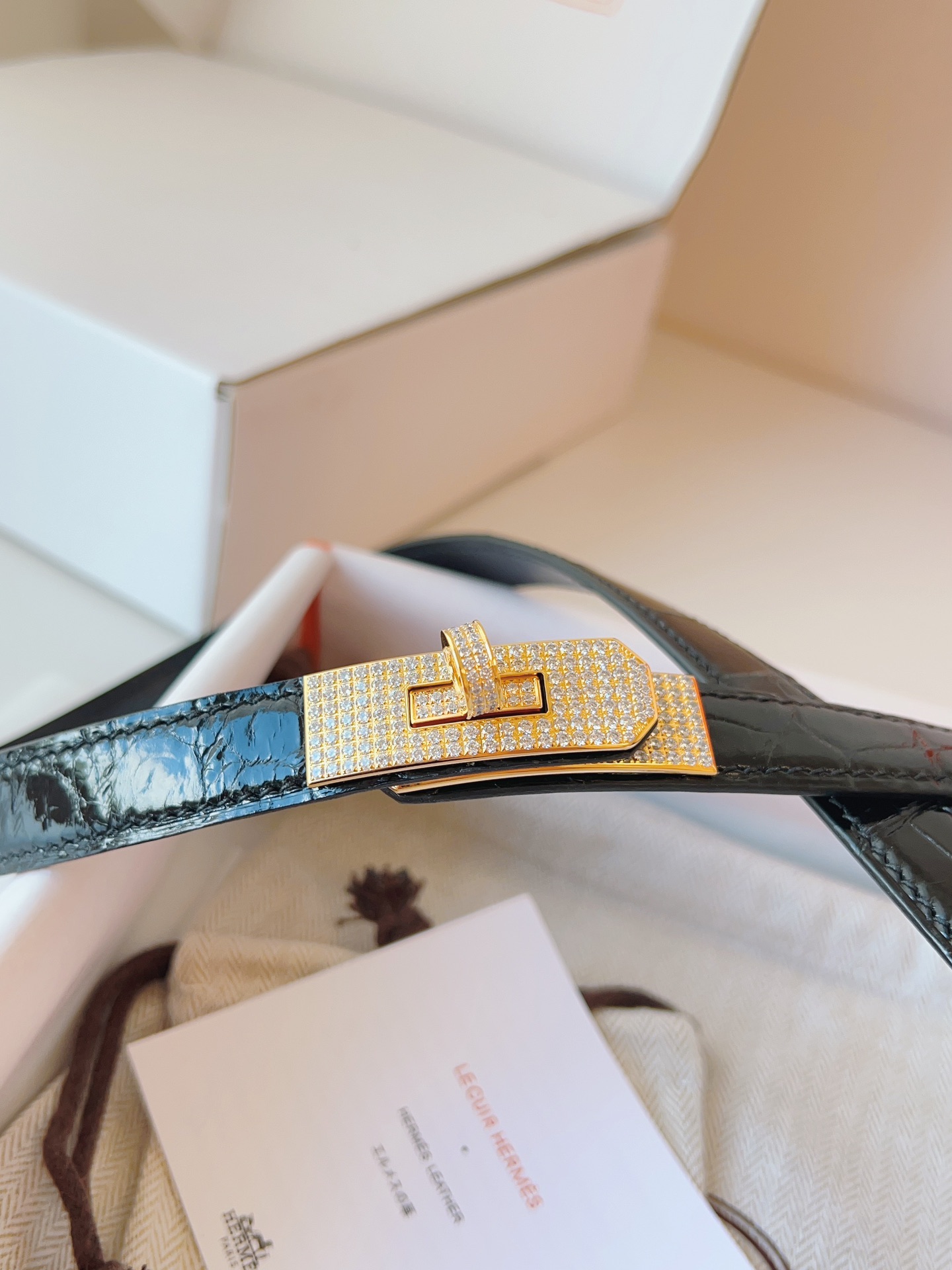 Hermes🇫🇷爱马仕 凯莉 进口高光尼罗鳄鱼皮  [色]Kelly精品满钻五金扣  纯手缝蜡线女士腰带  均码可调节  配全套高级原版包装盒  P:1710