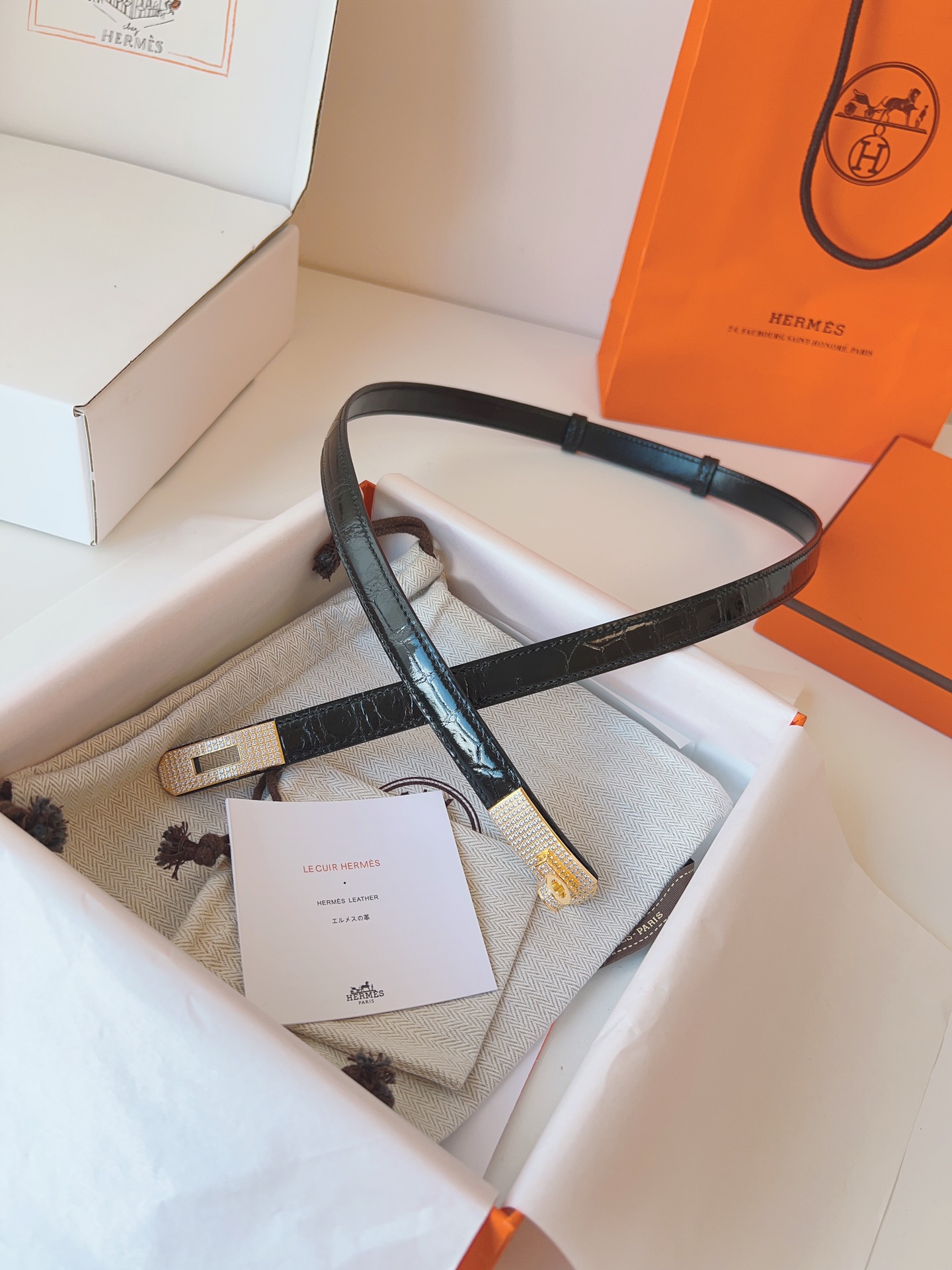 Hermes🇫🇷爱马仕 凯莉 进口高光尼罗鳄鱼皮  [色]Kelly精品满钻五金扣  纯手缝蜡线女士腰带  均码可调节  配全套高级原版包装盒  P:1710