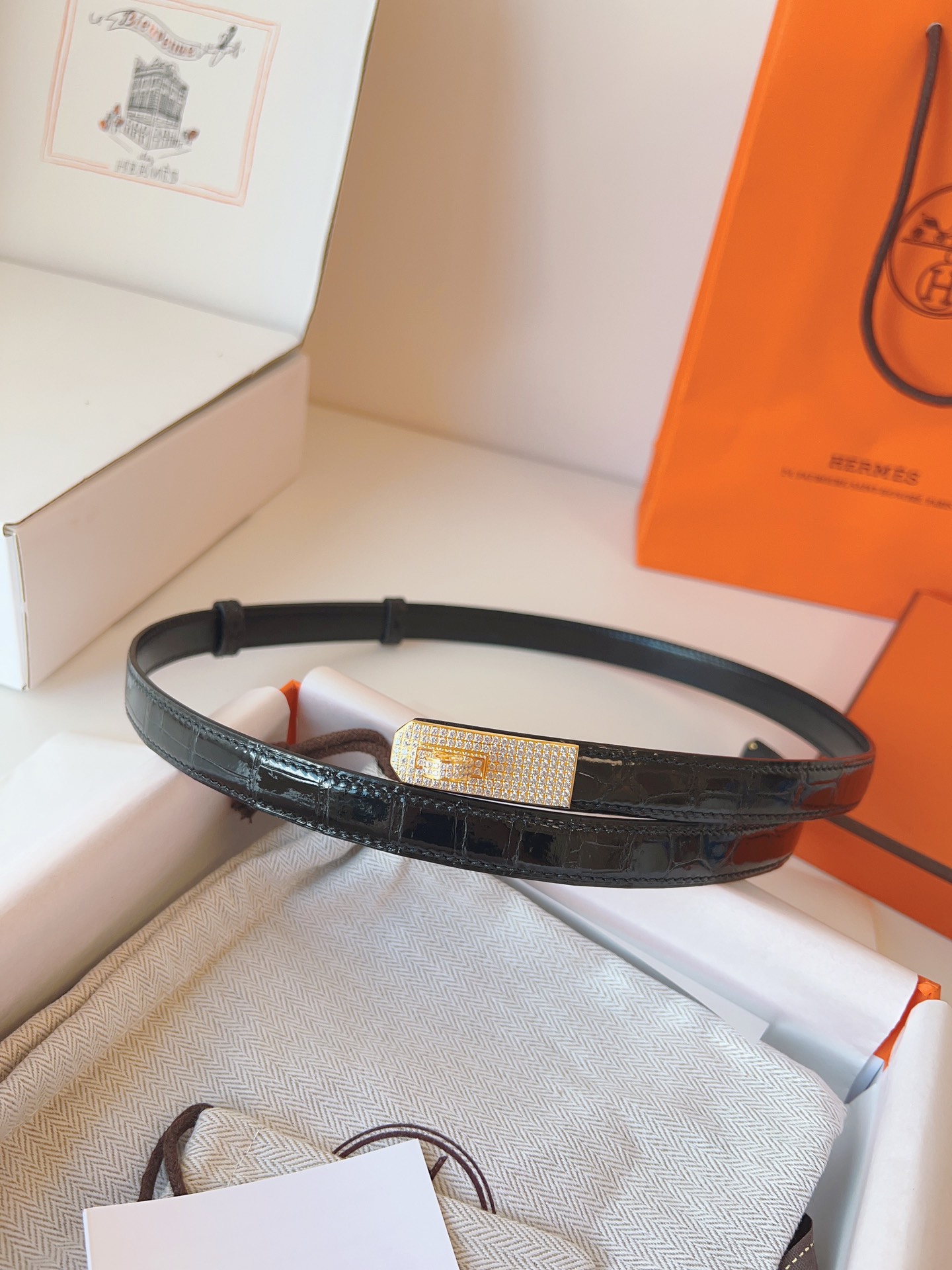 Hermes🇫🇷爱马仕 凯莉 进口高光尼罗鳄鱼皮  [色]Kelly精品满钻五金扣  纯手缝蜡线女士腰带  均码可调节  配全套高级原版包装盒  P:1710