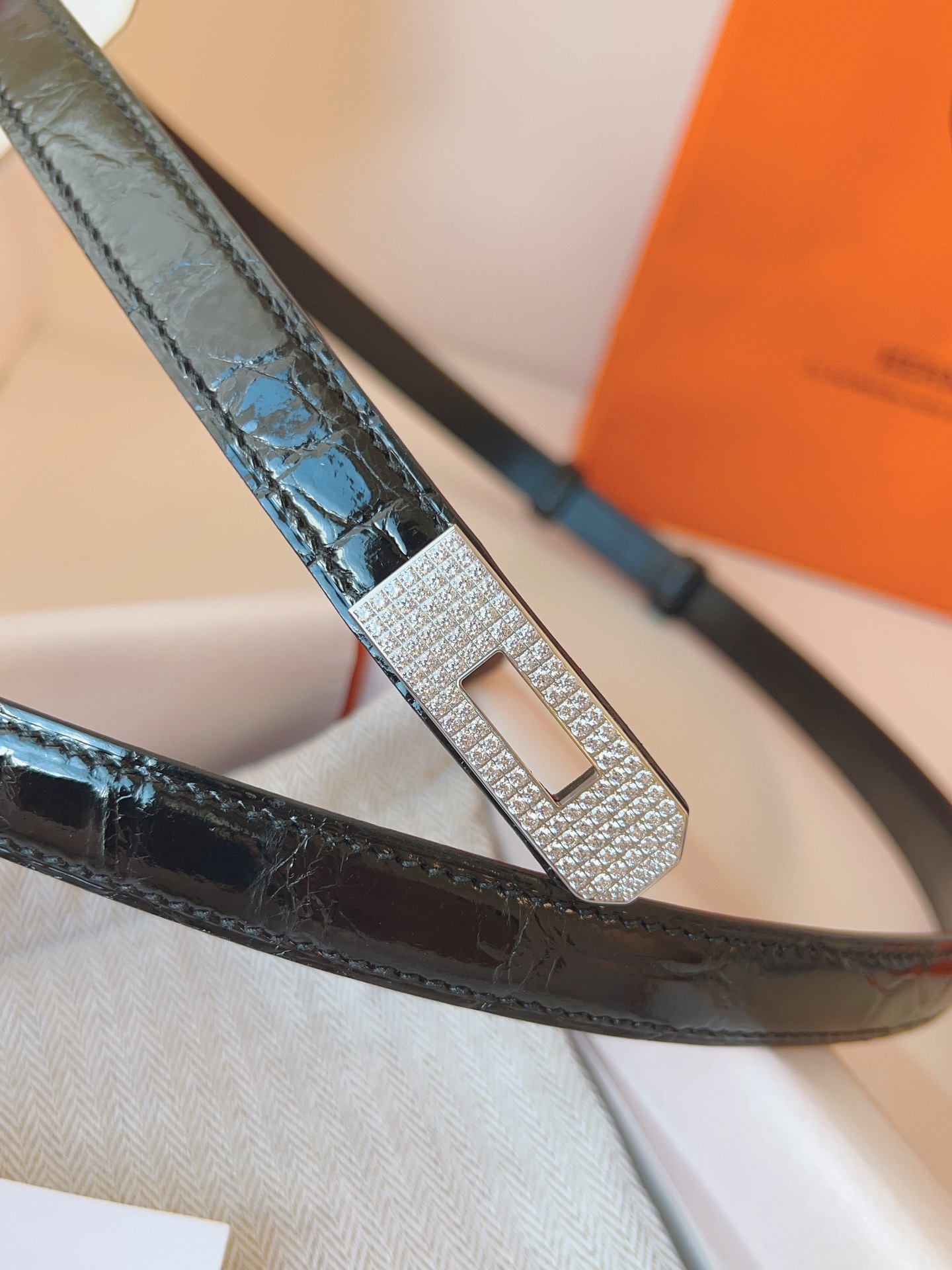 Hermes🇫🇷爱马仕 凯莉 进口高光尼罗鳄鱼皮  [色]Kelly精品满钻五金扣  纯手缝蜡线女士腰带  均码可调节  配全套高级原版包装盒  P:1710