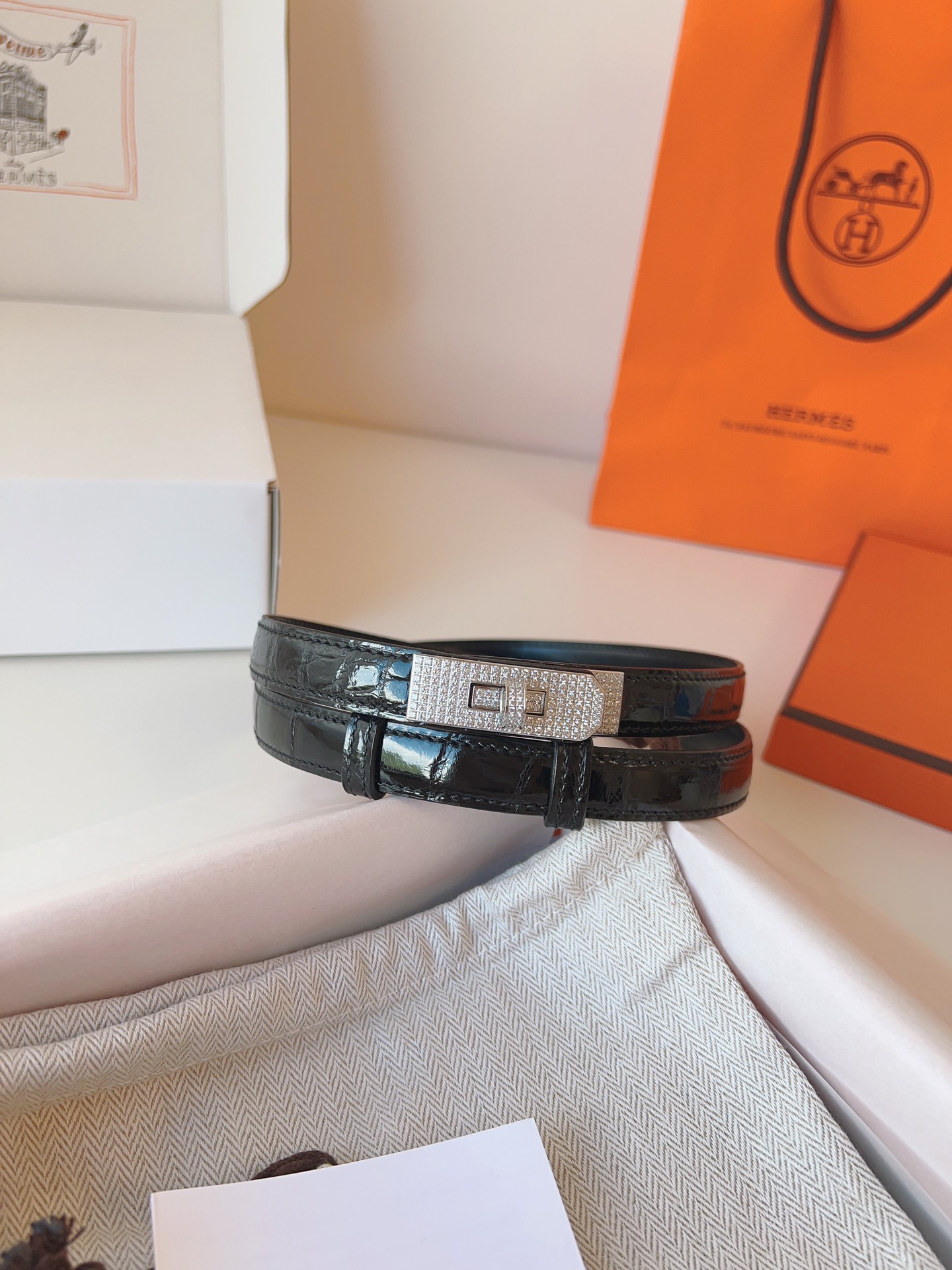 Hermes🇫🇷爱马仕 凯莉 进口高光尼罗鳄鱼皮  [色]Kelly精品满钻五金扣  纯手缝蜡线女士腰带  均码可调节  配全套高级原版包装盒  P:1710