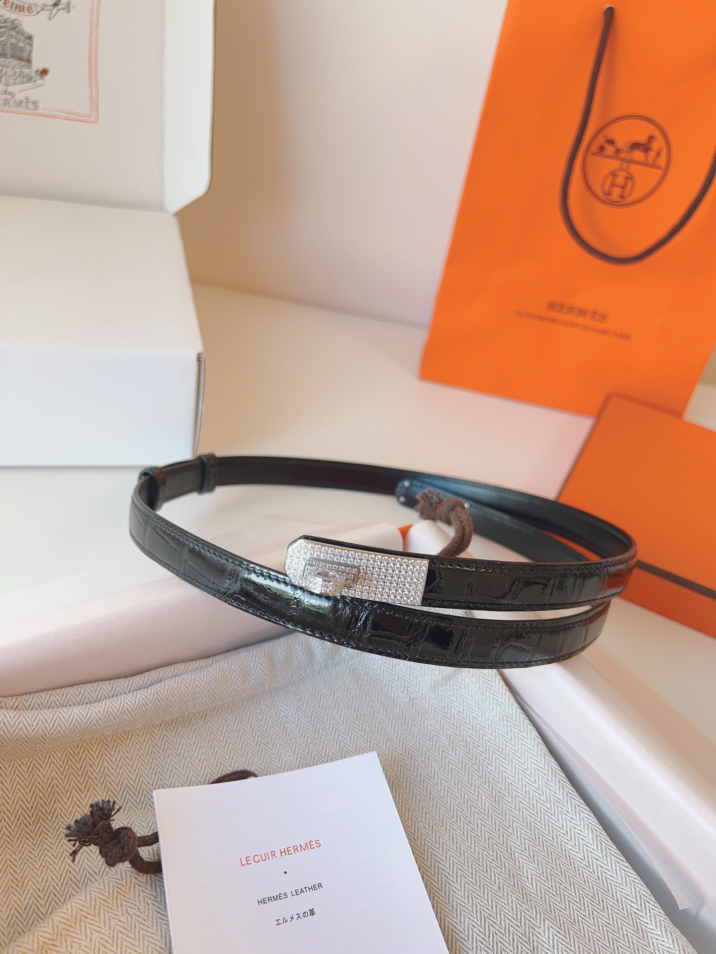 Hermes🇫🇷爱马仕 凯莉 进口高光尼罗鳄鱼皮  [色]Kelly精品满钻五金扣  纯手缝蜡线女士腰带  均码可调节  配全套高级原版包装盒  P:1710