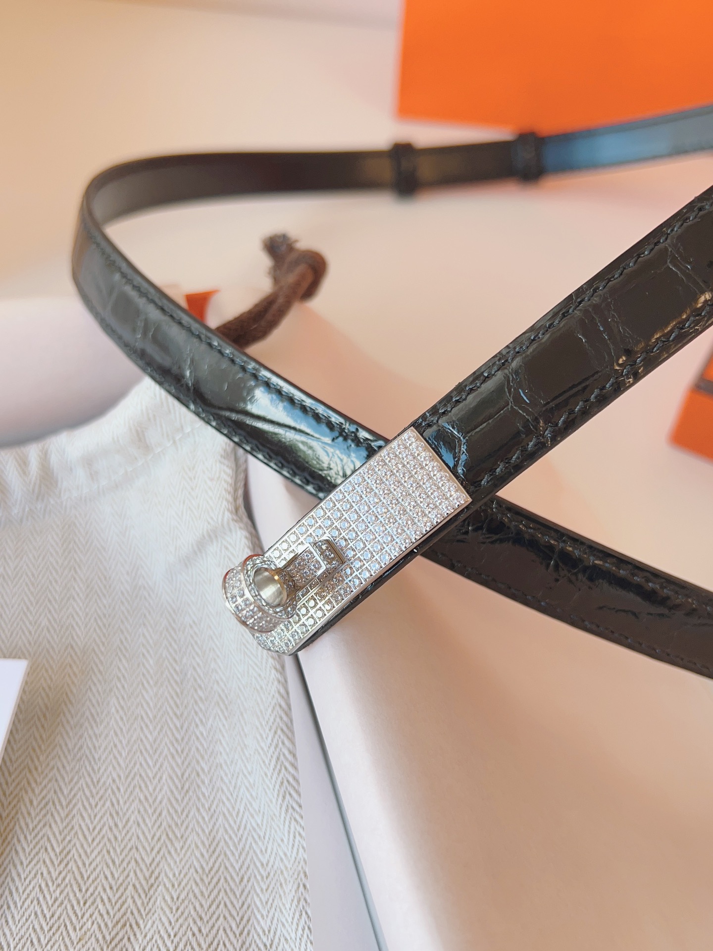Hermes🇫🇷爱马仕 凯莉 进口高光尼罗鳄鱼皮  [色]Kelly精品满钻五金扣  纯手缝蜡线女士腰带  均码可调节  配全套高级原版包装盒  P:1710