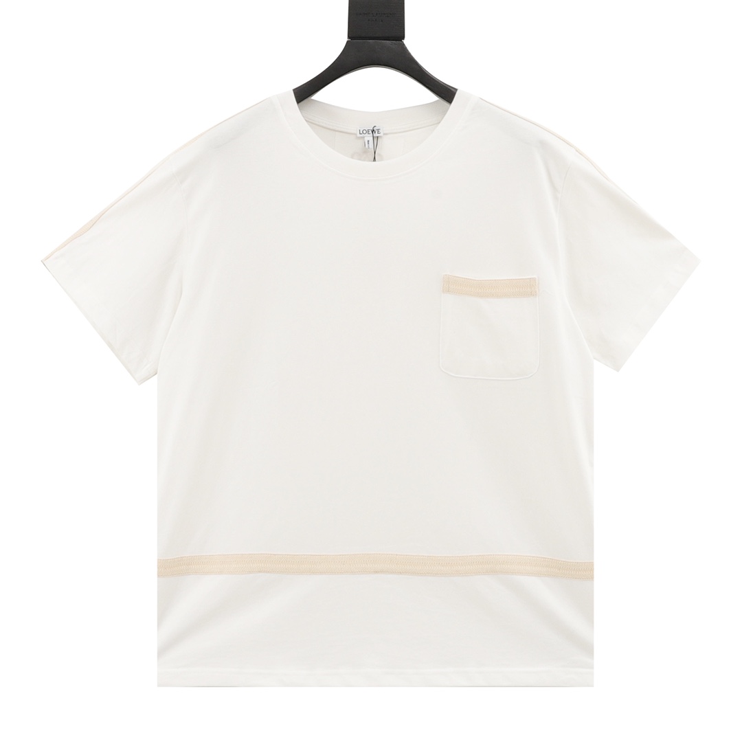 🅿️115 Camiseta de cuello redondo de LOEWE con cinta tejida de colores. Confeccionada con algodón de punto de alto gram…