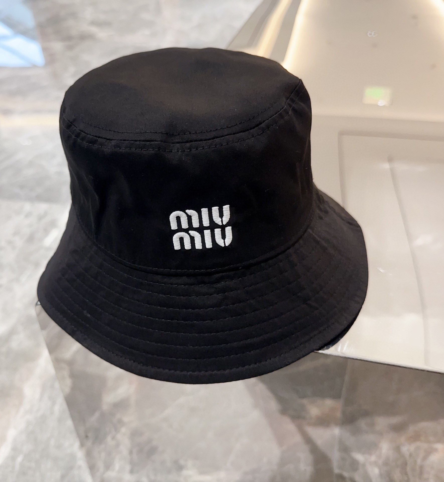 Sombrero de pescador bordado de Miu Miu, estilo de marca, fácil de combinar, ¡cómpralo ya!