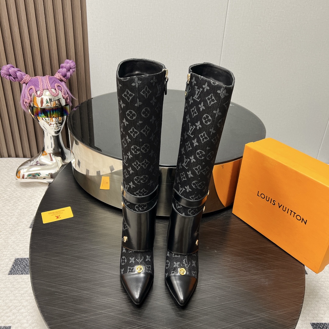 NO:559676,: Genuine leather sole 70 'Exclusive top version' LV2025 vs autumn and winter new fashion boots series... [Pointed toe thick heel boots] Silhouette ankle boots are reinterpreted in super soft calfskin this season... The strip tied to the collar gives it a very feminine touch, and the iconic Monogram flower-shaped heel is the feature of this series... - Also covered in the brand's signature - - MATERIAL Material - Fabric: Imported open-edge beaded denim  Lining: imported sheepskin Foot pads: imported sheepskin Outsole: imported Italian leather sole Heel height: 8.5cm Packaging: original full set of packaging Code number: 35-39 (40.41.42 customization is not returnable) Color: official website updated simultaneously, boots, boots, cowhide, sheepskin19860909:真皮底70《独家顶级版本》 LV2025vs秋冬新款时装靴系列……【尖头粗跟长靴】 Silhouette 踝靴在本季以超柔软小牛皮重新演绎…… 系在领口上的条带赋予其极具女人味的触感,标志性的 Monogram 花形鞋跟是该系列的特色…… —也覆盖在品牌的标志性— - MATERIAL 材质 - 面料:进口开边珠牛仔布 内里:进口羊皮 垫脚:进口羊皮 大底:进口意大利真皮底 跟高:8.5cm 包装:原版全套包装 码数:35-39（40.41.42定制不退换） 颜色:官网同步更新,靴子,boots,cowhide,sheepskin,Women's Shoes