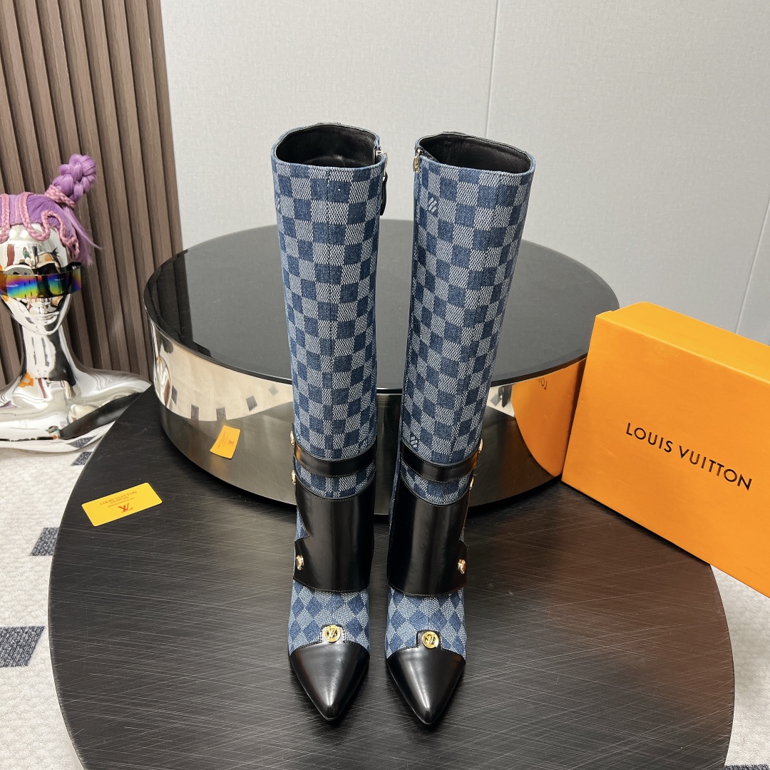 NO:559678,: Genuine leather sole 70 'Exclusive top version' LV2025 vs autumn and winter new fashion boots series... [Pointed toe thick heel boots] Silhouette ankle boots are reinterpreted in super soft calfskin this season... The strip tied to the collar gives it a very feminine touch, and the iconic Monogram flower-shaped heel is the feature of this series... - Also covered in the brand's signature - - MATERIAL Material - Fabric: Imported open-edge beaded denim  Lining: imported sheepskin Foot pads: imported sheepskin Outsole: original Italian genuine leather sole Heel height: 8.5cm Packaging: original full set of packaging Code number: 35-39 (40.41.42 customization is not returnable) Color: official website updated simultaneously, boots, boots, cowhide, sheepskin19860909:真皮底70《独家顶级版本》 LV2025vs秋冬新款时装靴系列……【尖头粗跟长靴】 Silhouette 踝靴在本季以超柔软小牛皮重新演绎…… 系在领口上的条带赋予其极具女人味的触感,标志性的 Monogram 花形鞋跟是该系列的特色…… —也覆盖在品牌的标志性— - MATERIAL 材质 - 面料:进口开边珠牛仔布 内里:进口羊皮 垫脚:进口羊皮 大底:原版意大利真皮底 跟高:8.5cm 包装:原版全套包装 码数:35-39（40.41.42定制不退换） 颜色:官网同步更新,靴子,boots,cowhide,sheepskin,Women's Shoes