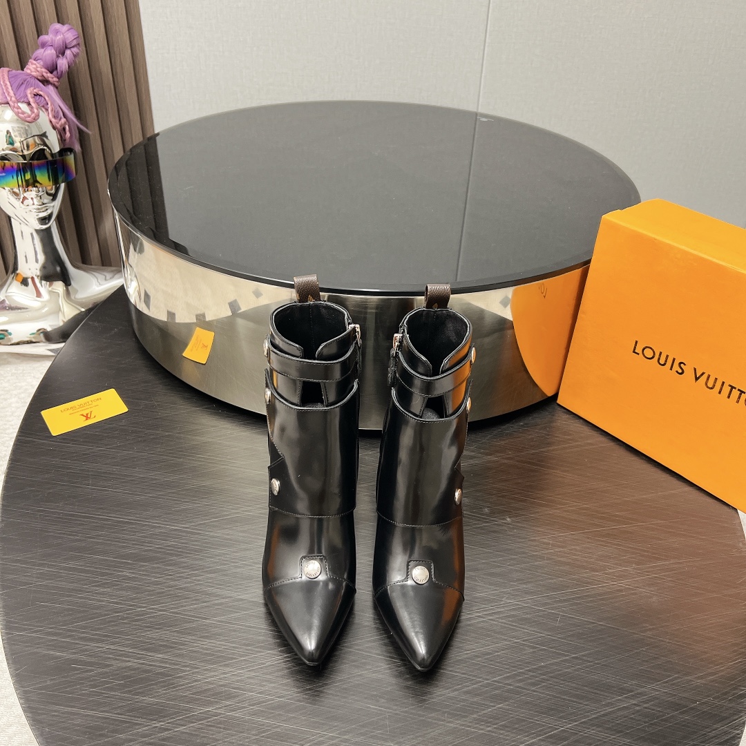 NO:559680,: Genuine leather sole 70 'Exclusive top version' LV2025vs new autumn and winter fashion boots series... [Pointed toe thick heel short boots] Silhouette ankle boots are reinterpreted in super soft calfskin this season... The strip tied to the collar gives it a very feminine touch, and the iconic Monogram flower-shaped heel is the feature of this series... - Also covered in the brand's signature - - MATERIAL Material - Fabric: Imported open edge beads Lining: Imported sheepskin  Feet: imported sheepskin Outsole: imported Italian genuine leather sole Heel height: 8.5cm Packaging: original full set of packaging Code number: 35-39 (40.41.42 customization is not returnable) Color: official website updated simultaneously, boots, boots, cowhide, sheepskin19860909:真皮底70《独家顶级版本》 LV2025vs秋冬新款时装靴系列……【尖头粗跟短靴】 Silhouette 踝靴在本季以超柔软小牛皮重新演绎…… 系在领口上的条带赋予其极具女人味的触感,标志性的 Monogram 花形鞋跟是该系列的特色…… —也覆盖在品牌的标志性— - MATERIAL 材质 - 面料:进口开边珠 内里:进口羊皮 垫脚:进口羊皮 大底:进口意大利真皮底 跟高:8.5cm 包装:原版全套包装 码数:35-39（40.41.42定制不退换） 颜色:官网同步更新,靴子,boots,cowhide,sheepskin,Women's Shoes