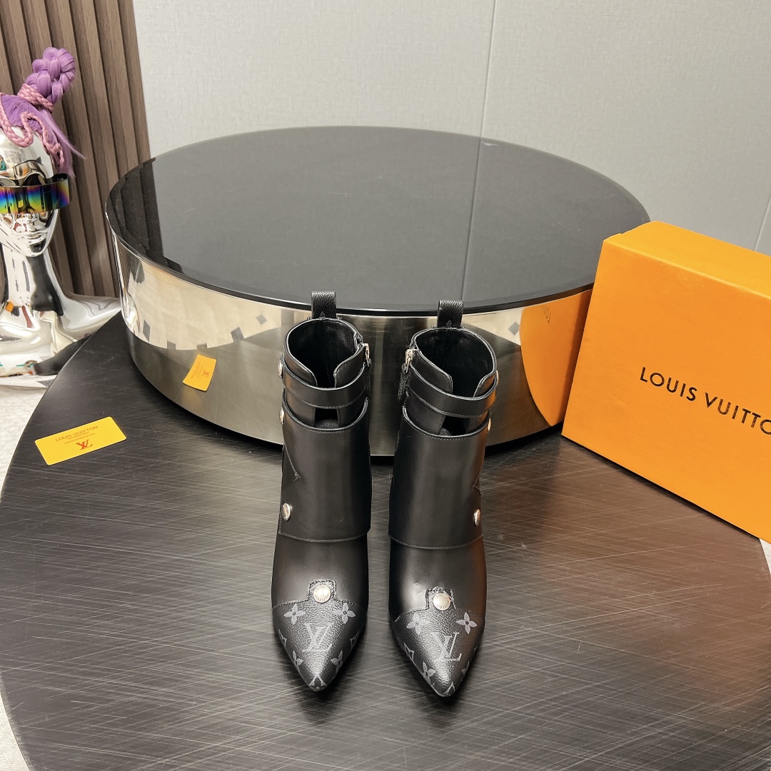 NO:559689,: Genuine leather sole 70 'Exclusive top version' LV2025vs new autumn and winter fashion boots series... [Pointed toe thick heel short boots] Silhouette ankle boots are reinterpreted in super soft calfskin this season... The strip tied to the collar gives it a very feminine touch, and the iconic Monogram flower-shaped heel is the feature of this series... - Also covered in the brand's signature - - MATERIAL Material - Fabric: Imported cowhide Lining: Imported sheepskin  Feet: imported sheepskin Outsole: imported Italian genuine leather sole Heel height: 8.5cm Packaging: original full set of packaging Code number: 35-39 (40.41.42 customization is not returnable) Color: official website updated simultaneously, boots, boots, cowhide, sheepskin19860909:真皮底70《独家顶级版本》 LV2025vs秋冬新款时装靴系列……【尖头粗跟短靴】 Silhouette 踝靴在本季以超柔软小牛皮重新演绎…… 系在领口上的条带赋予其极具女人味的触感,标志性的 Monogram 花形鞋跟是该系列的特色…… —也覆盖在品牌的标志性— - MATERIAL 材质 - 面料:进口牛皮 内里:进口羊皮 垫脚:进口羊皮 大底:进口意大利真皮底 跟高:8.5cm 包装:原版全套包装 码数:35-39（40.41.42定制不退换） 颜色:官网同步更新,靴子,boots,cowhide,sheepskin,Women's Shoes