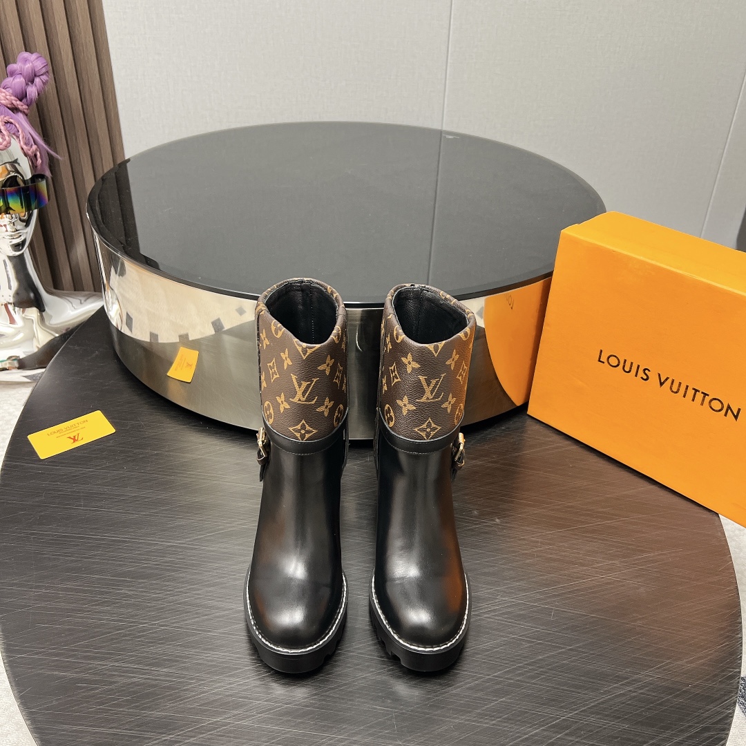 NO:559691,: 'Exclusive top version' LV2025vs new autumn and winter fashion boots series... [Round-toe high-heeled short boots] Silhouette ankle boots are reinterpreted in super-soft calfskin this season... The strip tied to the collar gives it a very feminine touch, and the iconic Monogram flower-shaped heel is the feature of this series... - Also covered in the brand's signature - - MATERIAL Material - Fabric: imported cowhide Lining: imported sheepskin Foot pads: imported sheepskin  Outsole: original imported rubber outsole Heel height: 8.5cm Packaging: original full set of packaging Code number: 35-39 (40.41.42 customization is not returnable) Color: official website updated simultaneously, boots, boots, cowhide, sheepskin19860909:《独家顶级版本》 LV2025vs秋冬新款时装靴系列……【圆头高跟短靴】 Silhouette 踝靴在本季以超柔软小牛皮重新演绎…… 系在领口上的条带赋予其极具女人味的触感,标志性的 Monogram 花形鞋跟是该系列的特色…… —也覆盖在品牌的标志性— - MATERIAL 材质 - 面料:进口牛皮 内里:进口羊皮 垫脚:进口羊皮 大底:原版进口橡胶大底 跟高:8.5cm 包装:原版全套包装 码数:35-39（40.41.42定制不退换） 颜色:官网同步更新,靴子,boots,cowhide,sheepskin,Women's Shoes