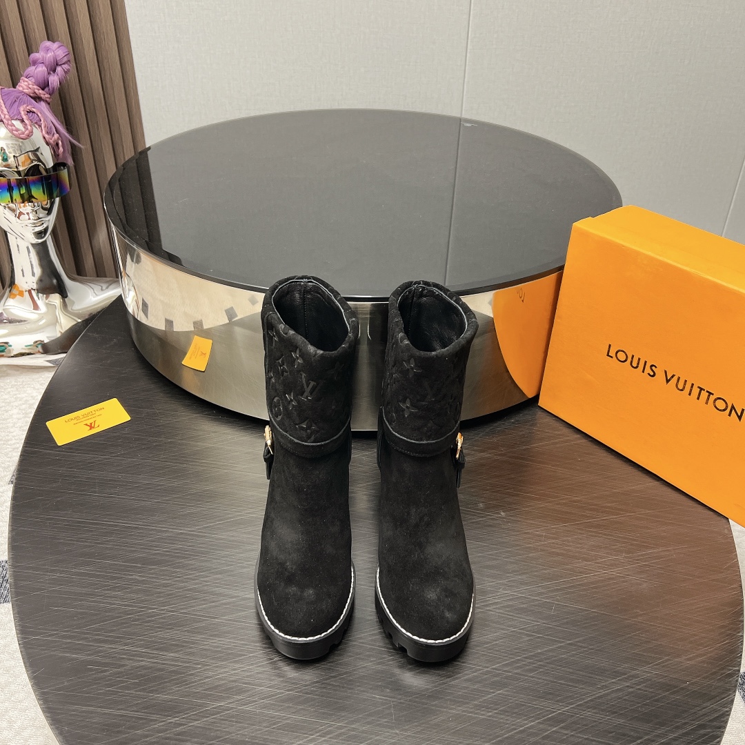 NO:559694,: 'Exclusive top version' LV2025vs new autumn and winter fashion boots series... [Round-toe high-heeled short boots] Silhouette ankle boots are reinterpreted in super-soft calfskin this season... The strip tied to the collar gives it a very feminine touch, and the iconic Monogram flower-shaped heel is the feature of this series... - Also covered in the brand's signature - - MATERIAL Material - Fabric: Imported cow suede Lining: Imported sheepskin  Feet: imported sheepskin Outsole: original imported rubber outsole Heel height: 8.5cm Packaging: original full set of packaging Code number: 35-39 (40.41.42 customization is not returnable) Color: official website updated simultaneously, boots, boots, cowhide, sheepskin19860909:《独家顶级版本》 LV2025vs秋冬新款时装靴系列……【圆头高跟短靴】 Silhouette 踝靴在本季以超柔软小牛皮重新演绎…… 系在领口上的条带赋予其极具女人味的触感,标志性的 Monogram 花形鞋跟是该系列的特色…… —也覆盖在品牌的标志性— - MATERIAL 材质 - 面料:进口牛反绒 内里:进口羊皮 垫脚:进口羊皮 大底:原版进口橡胶大底 跟高:8.5cm 包装:原版全套包装 码数:35-39（40.41.42定制不退换） 颜色:官网同步更新,靴子,boots,cowhide,sheepskin,Women's Shoes