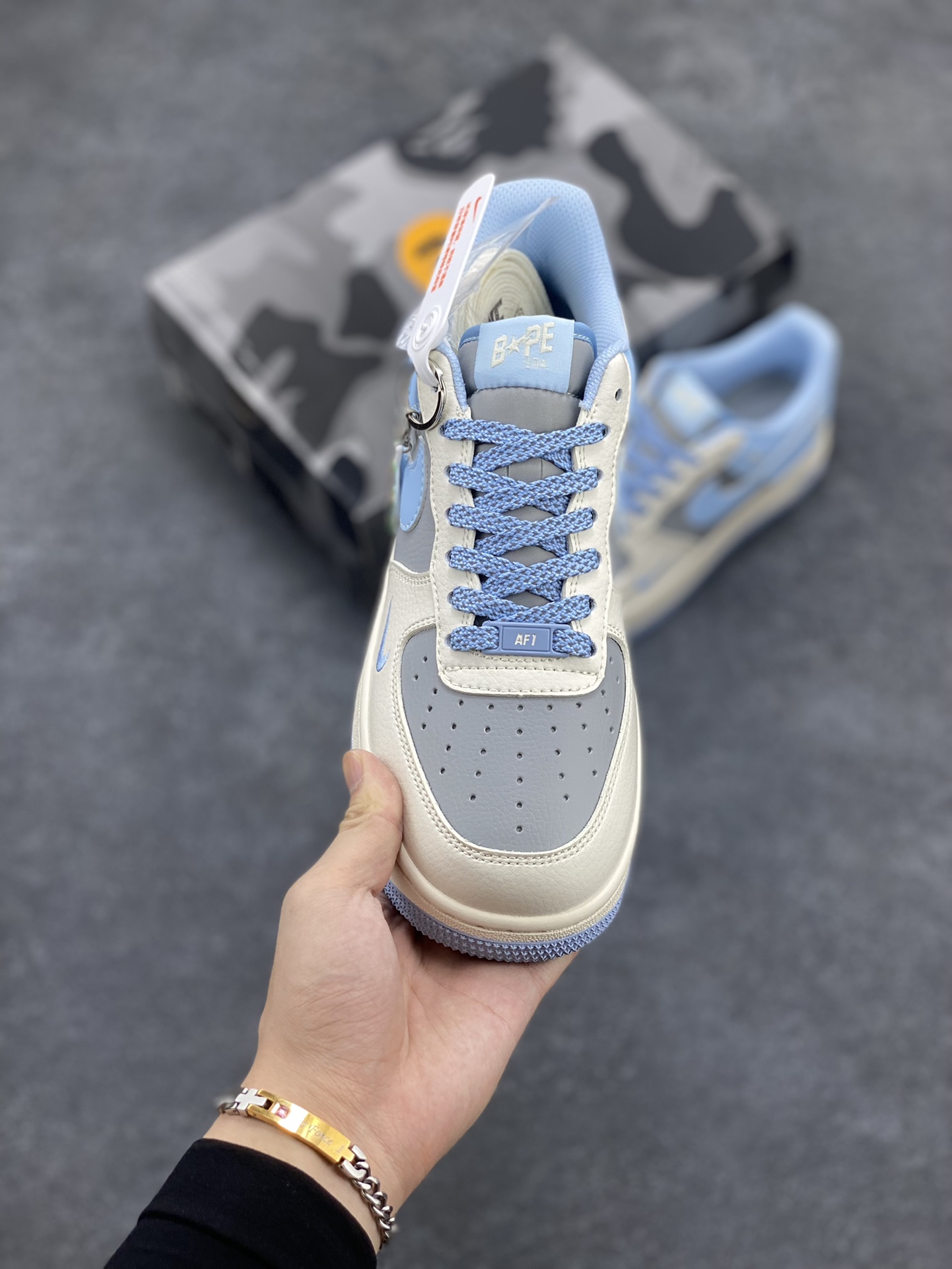 图片[2]-NIke Air Force 1 \’07 Low “Bape联名–米灰蓝”空军一号 低帮 运动鞋 休闲鞋 折边针车 工艺难度大 原楦头原纸板 原装鞋盒 定制五金配件 内置全掌气垫 原厂鞋底 货号：BB9599-204 尺码：36 36.5 37.5 38 38.5 39 40 40.5 41 42 42.5 43 44 44.5 45-选品中心