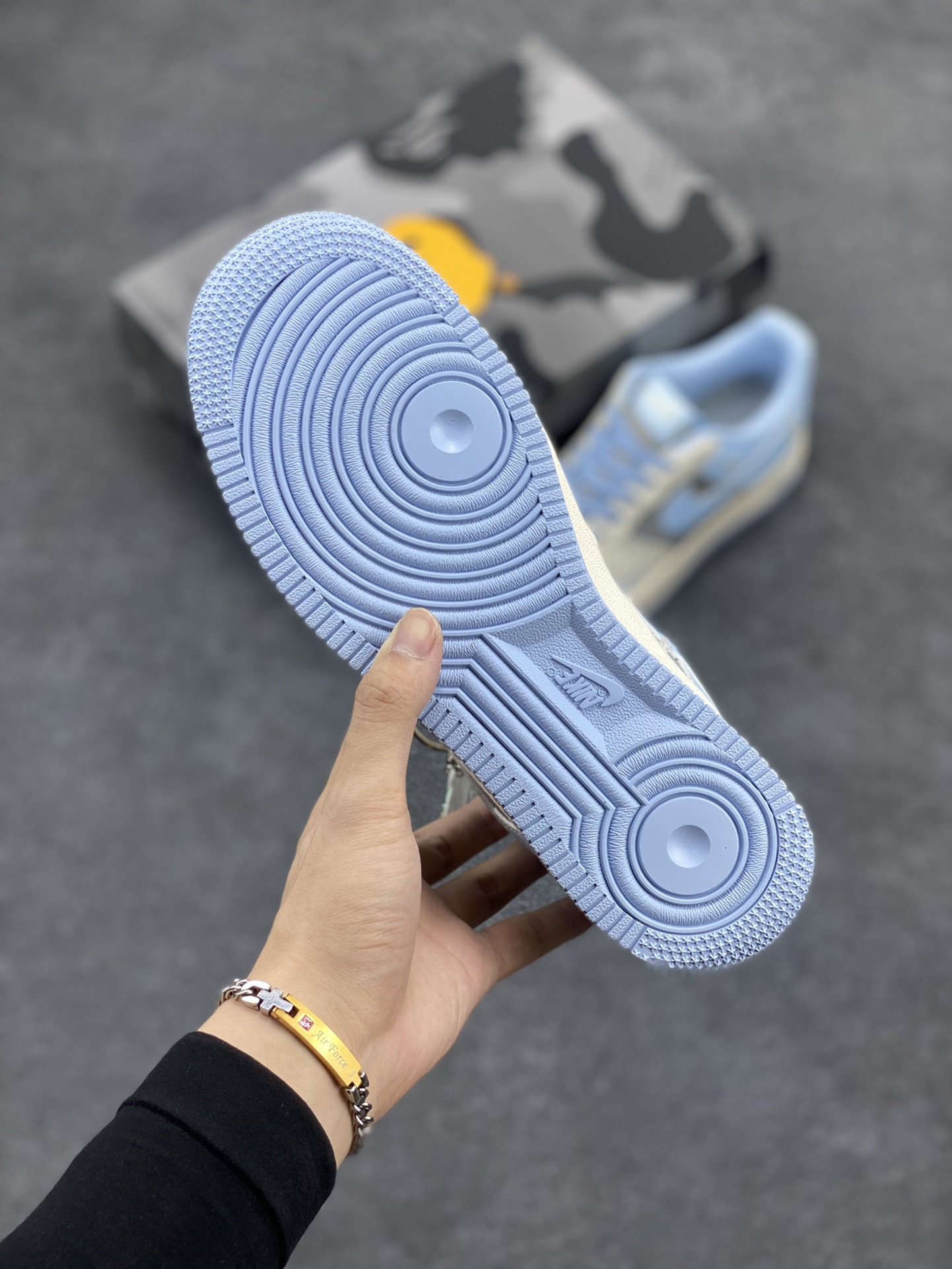 图片[5]-NIke Air Force 1 \’07 Low “Bape联名–米灰蓝”空军一号 低帮 运动鞋 休闲鞋 折边针车 工艺难度大 原楦头原纸板 原装鞋盒 定制五金配件 内置全掌气垫 原厂鞋底 货号：BB9599-204 尺码：36 36.5 37.5 38 38.5 39 40 40.5 41 42 42.5 43 44 44.5 45-选品中心