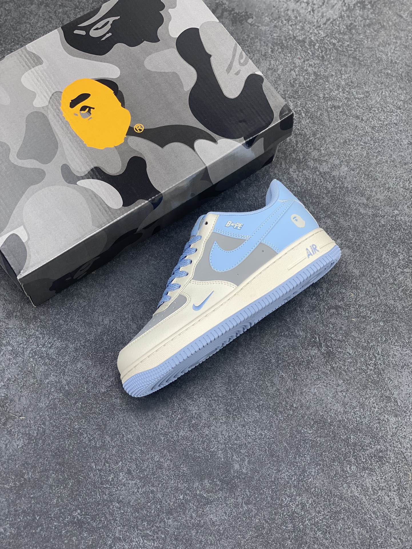 图片[7]-NIke Air Force 1 \’07 Low “Bape联名–米灰蓝”空军一号 低帮 运动鞋 休闲鞋 折边针车 工艺难度大 原楦头原纸板 原装鞋盒 定制五金配件 内置全掌气垫 原厂鞋底 货号：BB9599-204 尺码：36 36.5 37.5 38 38.5 39 40 40.5 41 42 42.5 43 44 44.5 45-选品中心