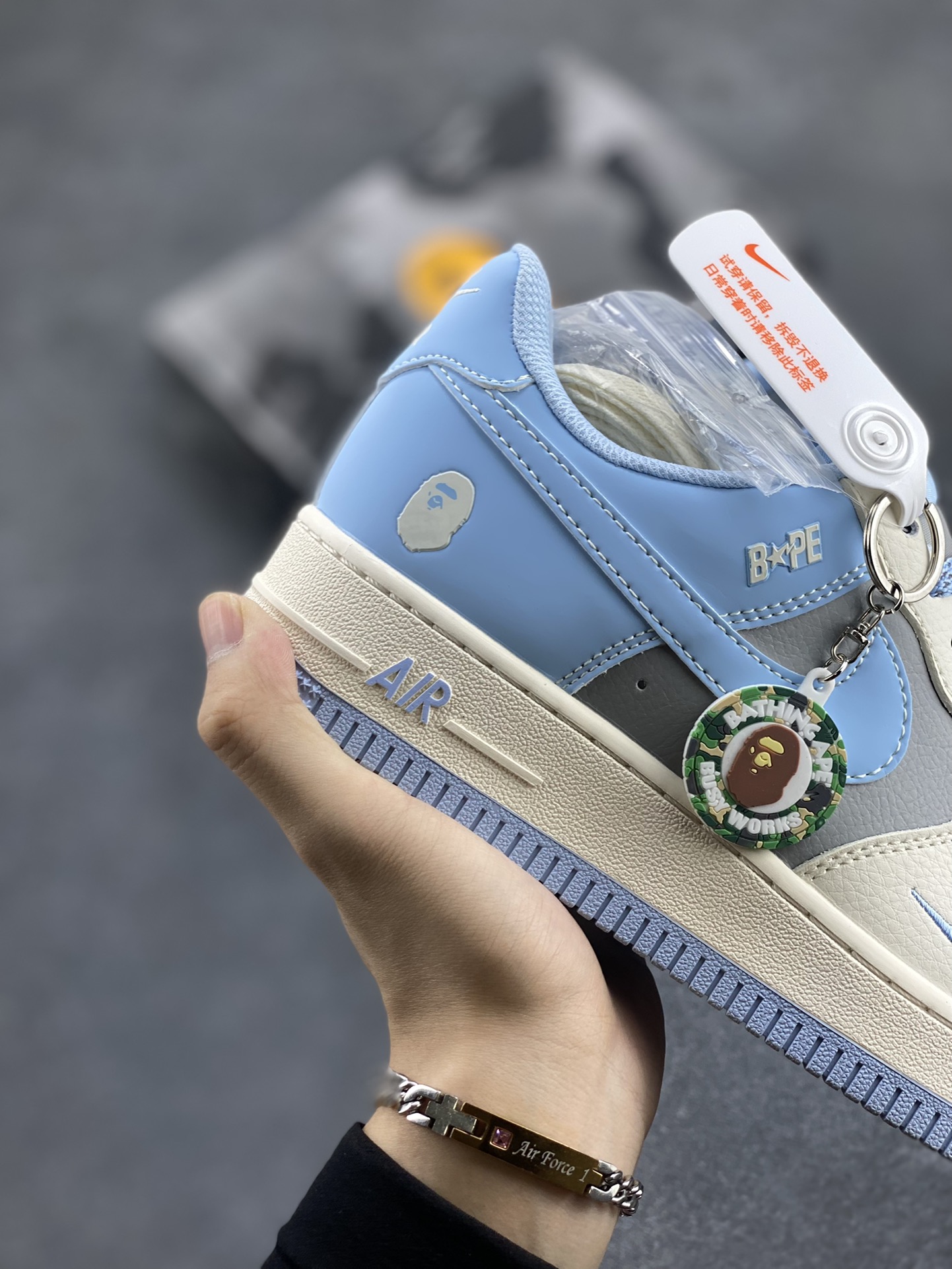 图片[6]-NIke Air Force 1 \’07 Low “Bape联名–米灰蓝”空军一号 低帮 运动鞋 休闲鞋 折边针车 工艺难度大 原楦头原纸板 原装鞋盒 定制五金配件 内置全掌气垫 原厂鞋底 货号：BB9599-204 尺码：36 36.5 37.5 38 38.5 39 40 40.5 41 42 42.5 43 44 44.5 45-选品中心