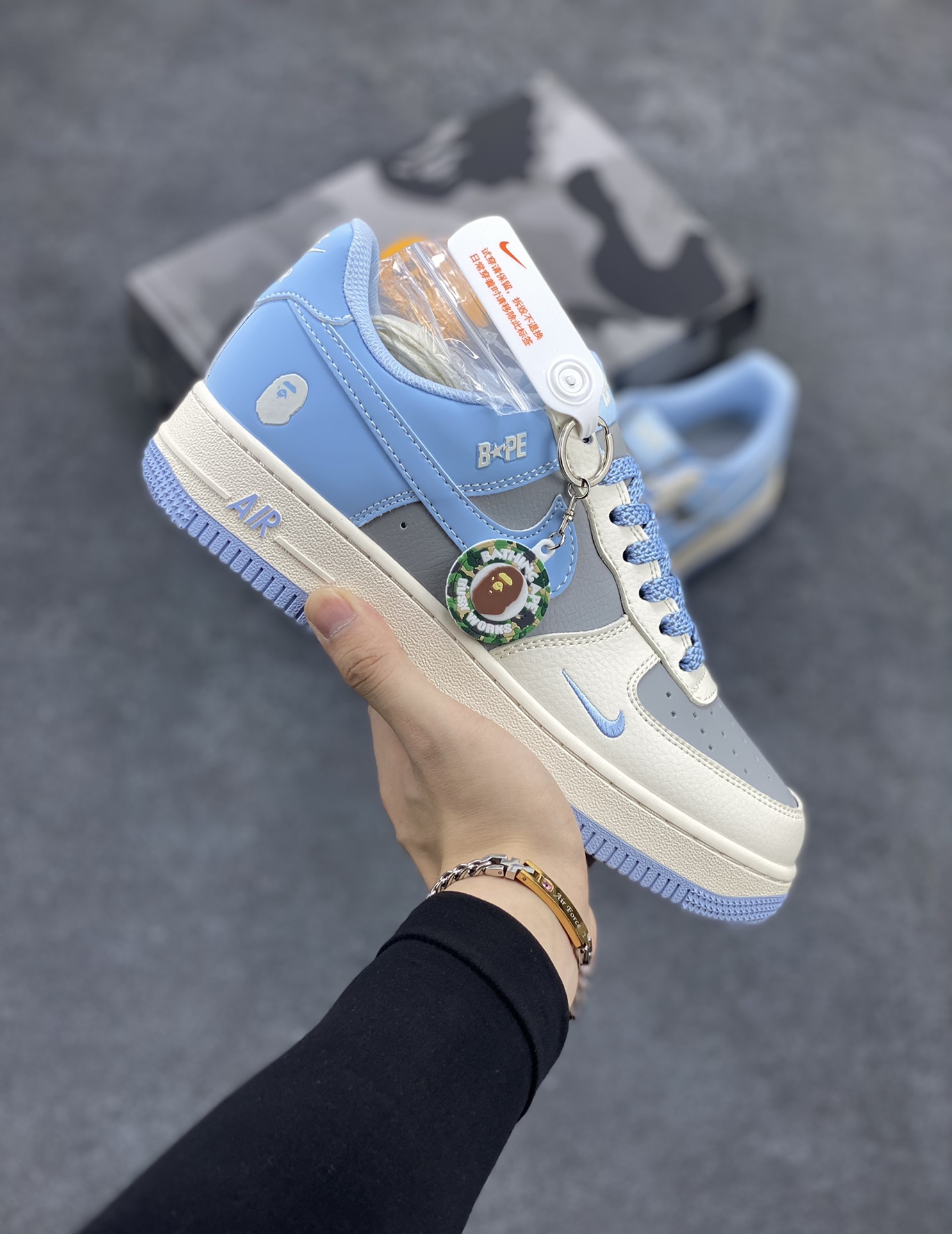 NIke Air Force 1 \’07 Low “Bape联名–米灰蓝”空军一号 低帮 运动鞋 休闲鞋 折边针车 工艺难度大 原楦头原纸板 原装鞋盒 定制五金配件 内置全掌气垫 原厂鞋底 货号:BB9599-204 尺码:36 36.5 37.5 38 38.5 39 40 40.5 41 42 42.5 43 44 44.5 45-选品中心