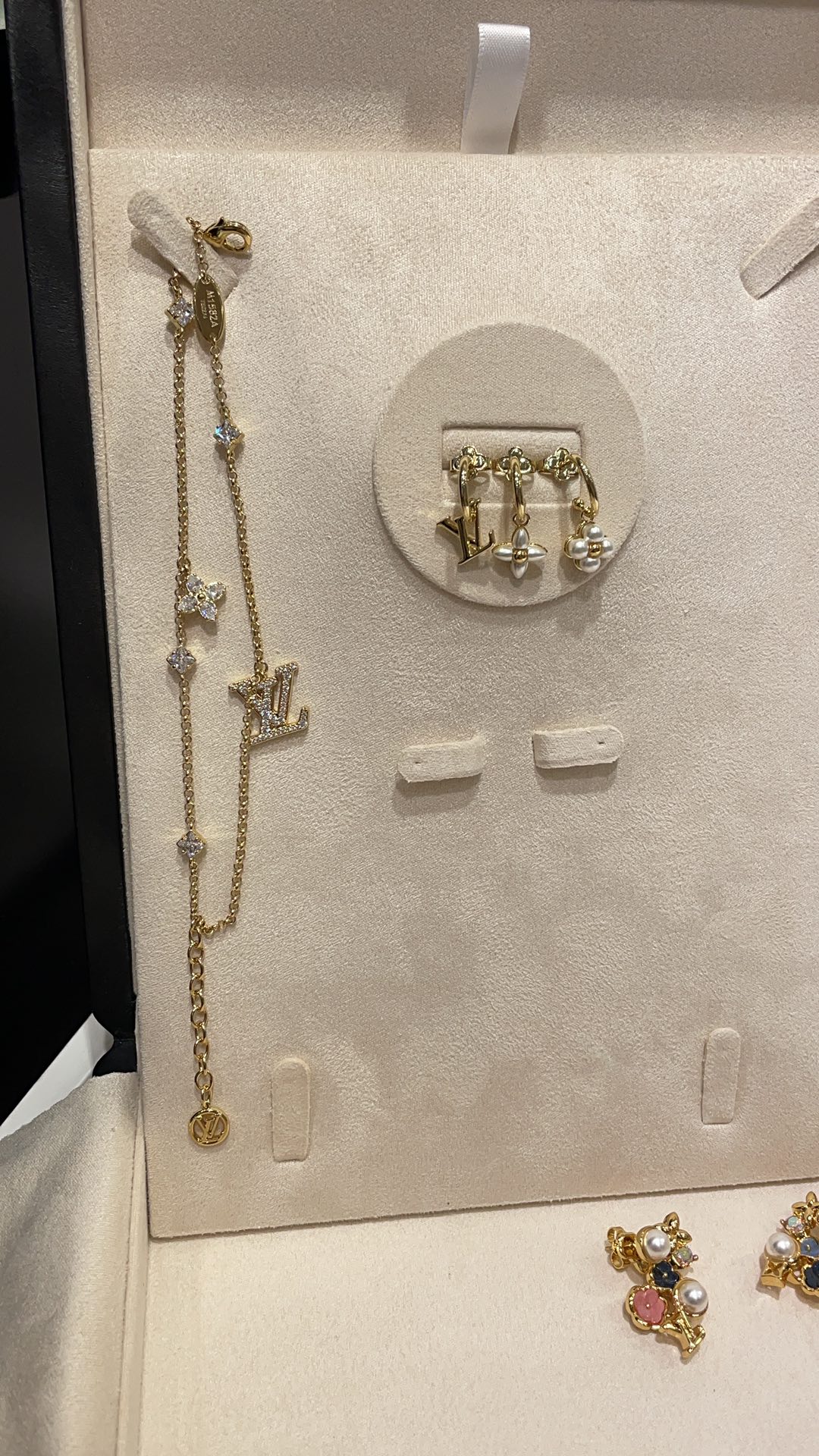 NO:632987,A collection of LV's new accessories sets in stock worth buying. Bracelets and earrings. A series of sets with eyes closed. Versatile and practical for daily use, they are all treasures that are not limited to the bottom of the box. Louis Vuitton, earrings, bracelets, Cartier high-end jewelry19860909LV新款配饰套装现货合集值得买 手链耳环 一系列套装闭眼入 日常百搭实用都是不压箱底的宝贝,,louis vuitton,earrings,bracelet,卡迪亚高端饰品,Jewelry