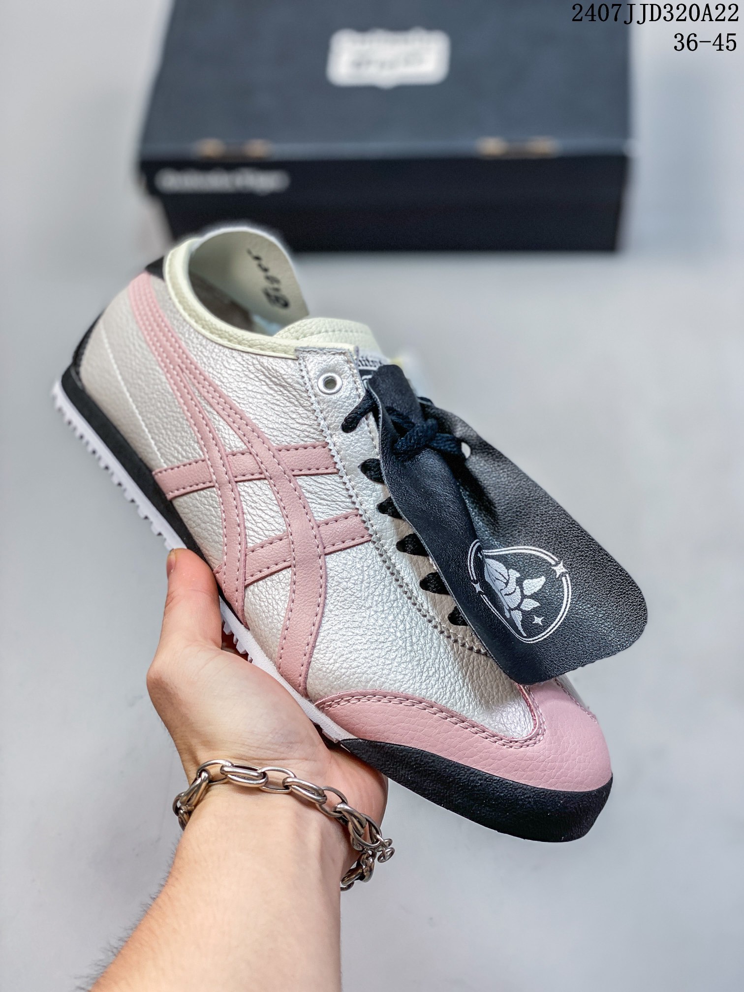💰110
Asics 亚瑟士 Onitsuka Tiger 鬼冢虎 阿斯克斯 皮面原装四联吊牌 中底纸板钢印 日系轻便运动休闲鞋
货号:DL408-0490
尺码:36 37 37.5 38 39 39.5 40 40.5 41.5 42 42.5 43.5 44
编码:07JJD320A22