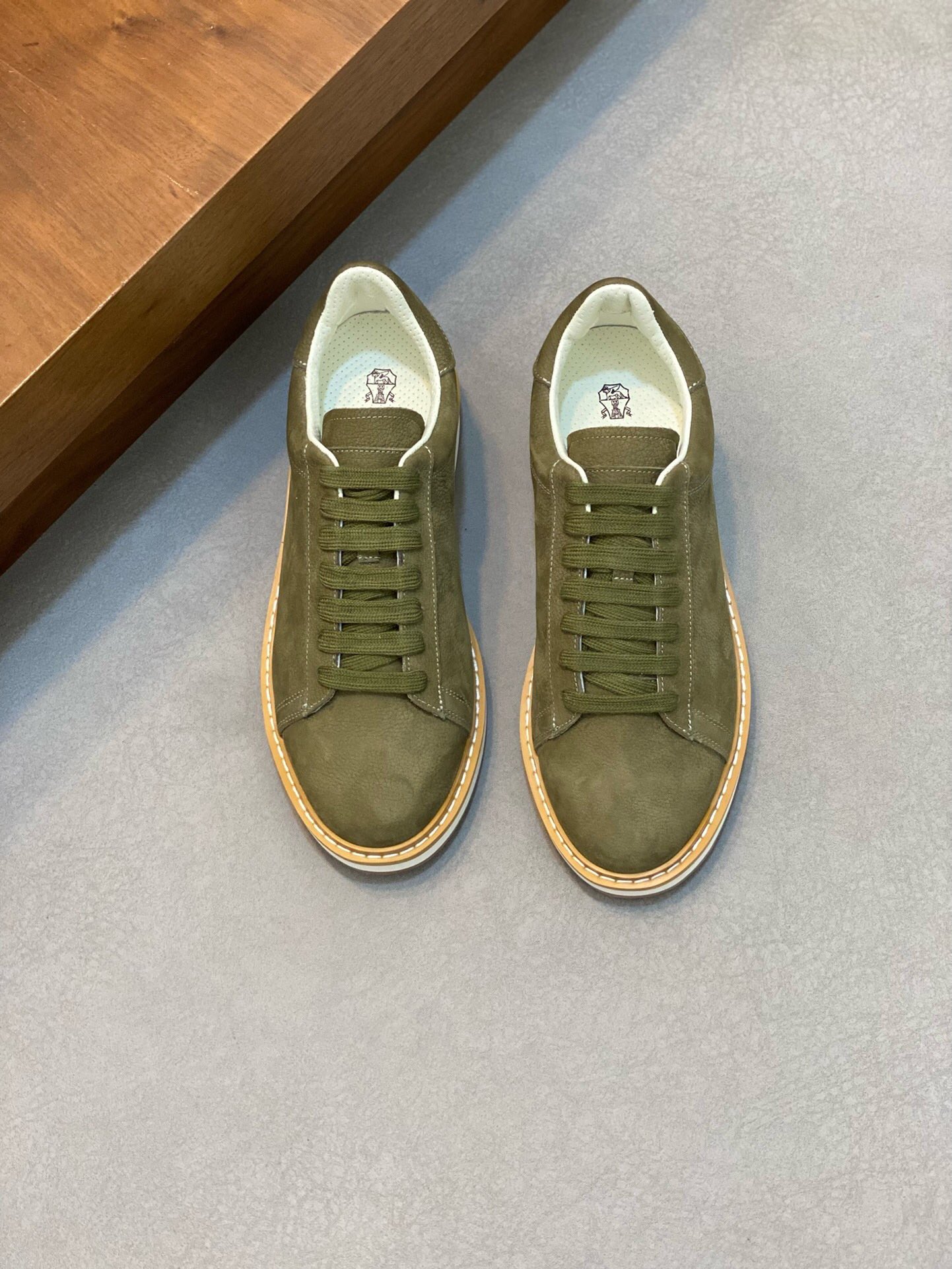 NO:218711,Brand Brunello Cucinelli Color original color matching Number of 35-45 couples price Material BC new style casual shoes!  Original single quality This brand is the world's top luxury brand from Italy. The fabric is made of semi-polished full-grain calfskin   suede imported from Italy. The inner layer is a white benzene dyed calfskin inner lining. The brand's special logo movable foot pad is matched with an ultra-light, high elastic and environmentally friendly white IP sole. The personalized logo on the outsole and the unique fine-line groove design, which instantly bursts in luxury!  ,BC casual shoes, brunello cucinelli,cowhide,chamois leather19860909品牌Brunello Cucinelli 颜色原版配色 码数35-45情侣款 价格 材质BC新款 休闲鞋！原单品质此品牌是来自意大利的世界顶级奢侈品牌 面料采用意大利进口半抛光全粒面小牛皮 麂皮,内里是本白色苯染专用小牛皮内里,品牌专用logo活动脚垫,搭配超轻、高弹、环保的本白色IP鞋底,外底上的个性logo和独特的细纹凹槽设计,奢华度瞬间爆棚！,BC休闲鞋,brunello cucinelli,cowhide,chamois leather,Men's shoes