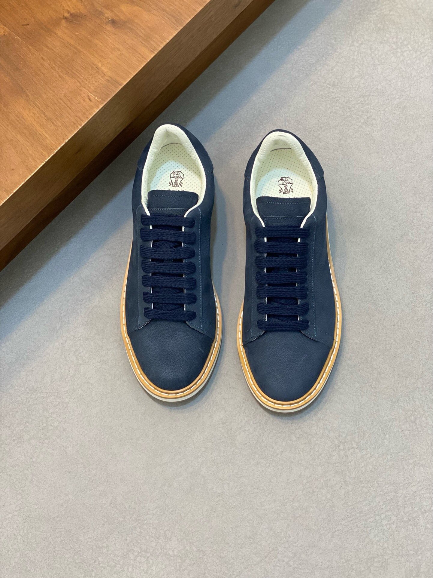 NO:217602,Brand Brunello Cucinelli Color original color matching Number of 35-45 couples price Material BC new style casual shoes!  Original single quality This brand is the world's top luxury brand from Italy. The fabric is made of semi-polished full-grain calfskin   suede imported from Italy. The inner layer is a white benzene dyed calfskin inner lining. The brand's special logo movable foot pad is matched with an ultra-light, high elastic and environmentally friendly white IP sole. The personalized logo on the outsole and the unique fine-line groove design, which instantly bursts in luxury!  ,BC casual shoes, brunello cucinelli,cowhide,chamois leather19860909品牌Brunello Cucinelli 颜色原版配色 码数35-45情侣款 价格 材质BC新款 休闲鞋！原单品质此品牌是来自意大利的世界顶级奢侈品牌 面料采用意大利进口半抛光全粒面小牛皮 麂皮,内里是本白色苯染专用小牛皮内里,品牌专用logo活动脚垫,搭配超轻、高弹、环保的本白色IP鞋底,外底上的个性logo和独特的细纹凹槽设计,奢华度瞬间爆棚！,BC休闲鞋,brunello cucinelli,cowhide,chamois leather,Men's shoes