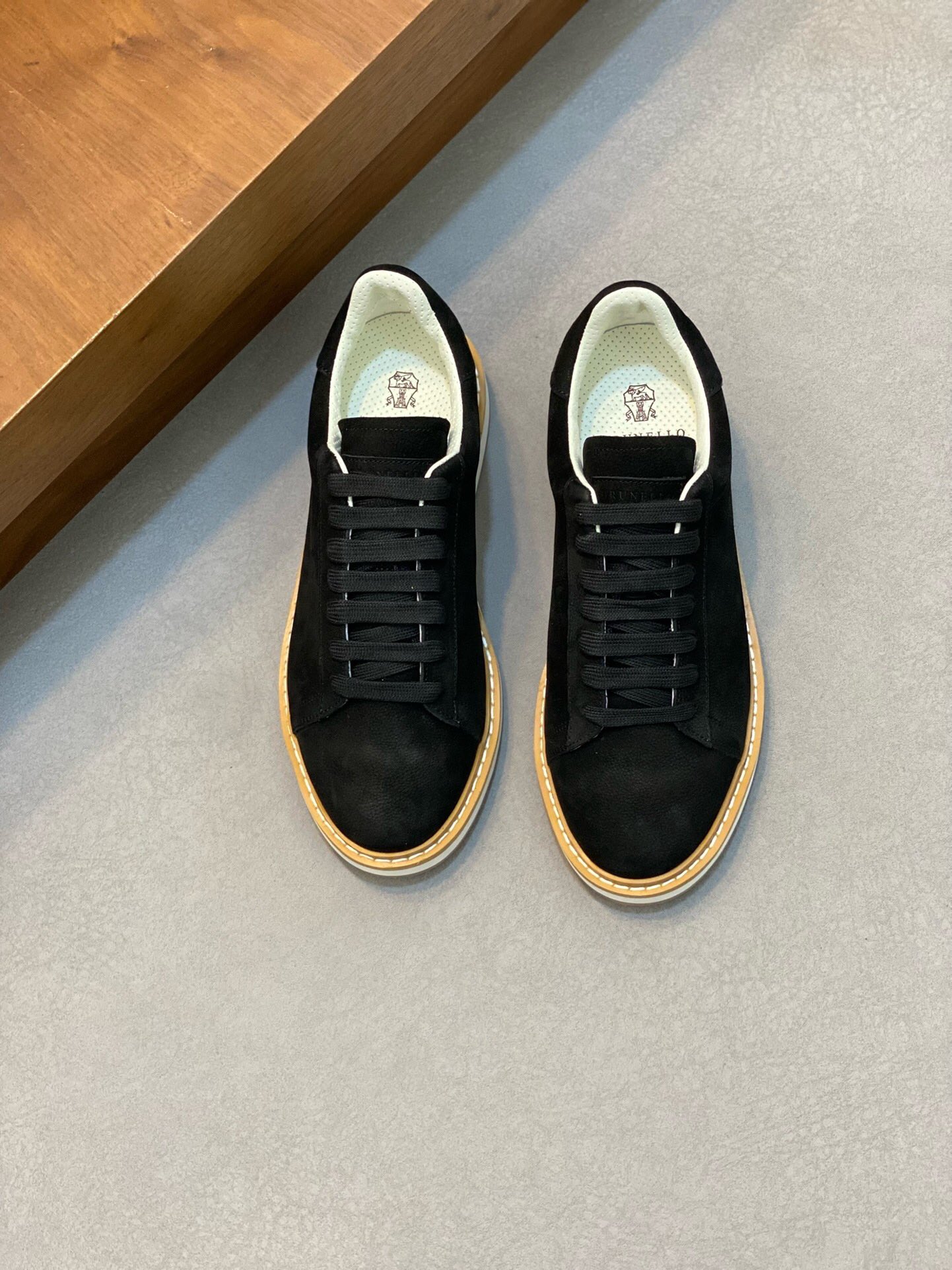 NO:219348,Brand Brunello Cucinelli Color original color matching Number of 35-45 couples price Material BC new style casual shoes!  Original single quality This brand is the world's top luxury brand from Italy. The fabric is made of semi-polished full-grain calfskin   suede imported from Italy. The inner layer is a white benzene dyed calfskin inner lining. The brand's special logo movable foot pad is matched with an ultra-light, high elastic and environmentally friendly white IP sole. The personalized logo on the outsole and the unique fine-line groove design, which instantly bursts in luxury!  ,BC casual shoes, brunello cucinelli,cowhide,chamois leather19860909品牌Brunello Cucinelli 颜色原版配色 码数35-45情侣款 价格 材质BC新款 休闲鞋！原单品质此品牌是来自意大利的世界顶级奢侈品牌 面料采用意大利进口半抛光全粒面小牛皮 麂皮,内里是本白色苯染专用小牛皮内里,品牌专用logo活动脚垫,搭配超轻、高弹、环保的本白色IP鞋底,外底上的个性logo和独特的细纹凹槽设计,奢华度瞬间爆棚！,BC休闲鞋,brunello cucinelli,cowhide,chamois leather,Men's shoes