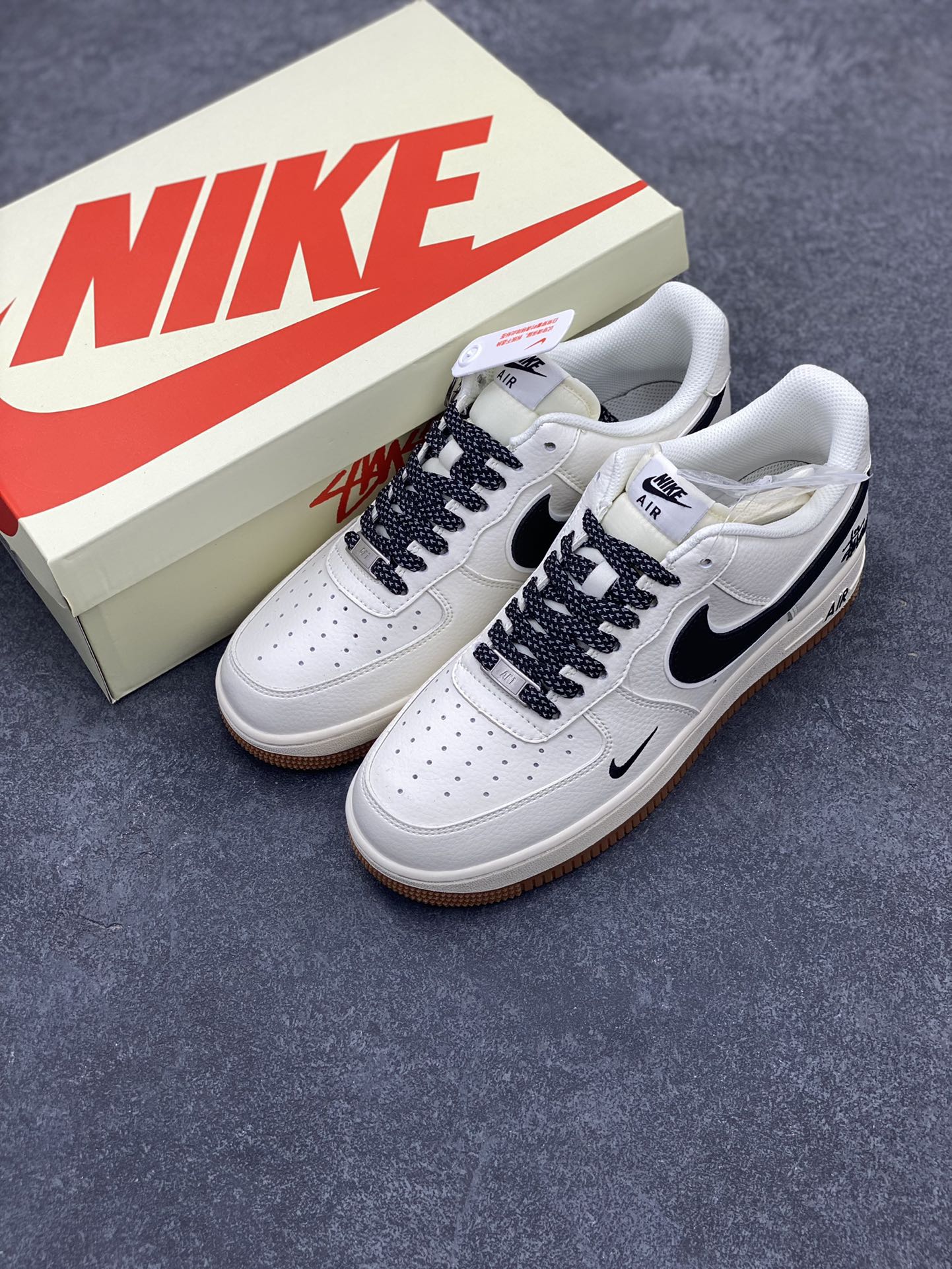 图片[8]-NIke Air Force 1 \’07 Low “斯图西联名–米黑生胶”空军一号 低帮 运动鞋 休闲鞋 折边针车 工艺难度大 原楦头原纸板 原装鞋盒 定制五金配件 内置全掌气垫 原厂鞋底 货号：XZ5688-001 尺码：36 36.5 37.5 38 38.5 39 40 40.5 41 42 42.5 43 44 44.5 45-选品中心