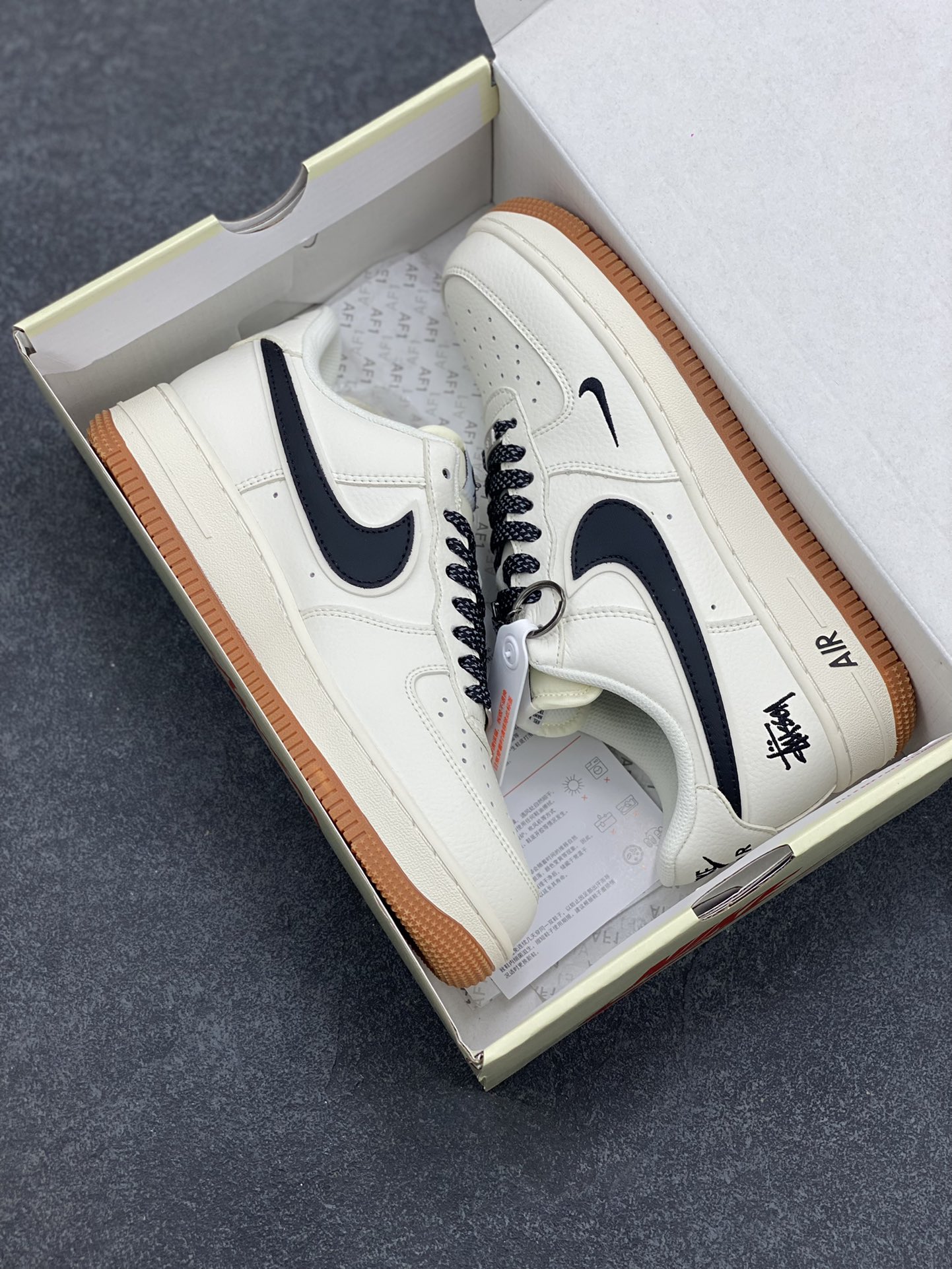 图片[9]-NIke Air Force 1 \’07 Low “斯图西联名–米黑生胶”空军一号 低帮 运动鞋 休闲鞋 折边针车 工艺难度大 原楦头原纸板 原装鞋盒 定制五金配件 内置全掌气垫 原厂鞋底 货号：XZ5688-001 尺码：36 36.5 37.5 38 38.5 39 40 40.5 41 42 42.5 43 44 44.5 45-选品中心