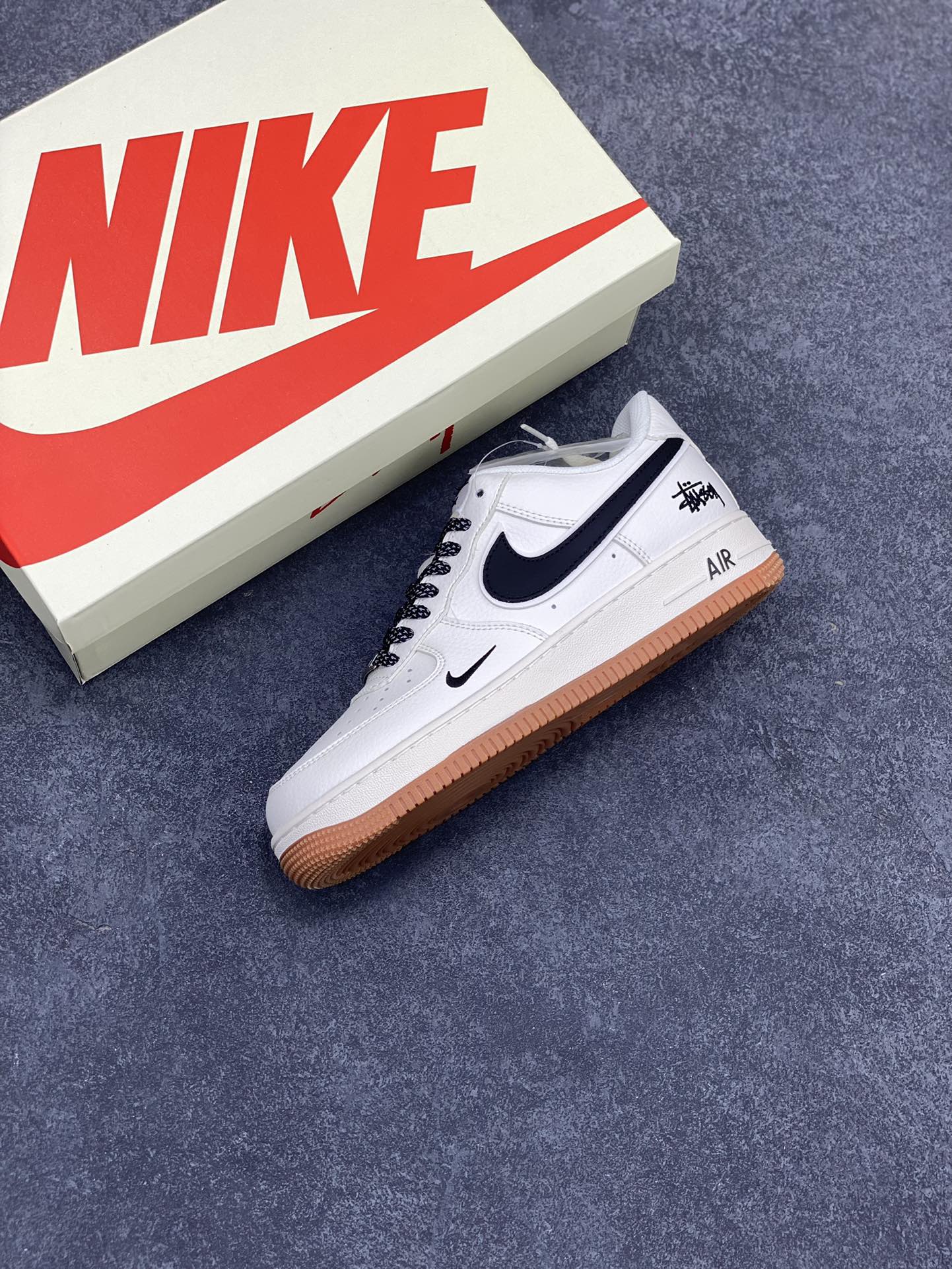 图片[7]-NIke Air Force 1 \’07 Low “斯图西联名–米黑生胶”空军一号 低帮 运动鞋 休闲鞋 折边针车 工艺难度大 原楦头原纸板 原装鞋盒 定制五金配件 内置全掌气垫 原厂鞋底 货号：XZ5688-001 尺码：36 36.5 37.5 38 38.5 39 40 40.5 41 42 42.5 43 44 44.5 45-选品中心