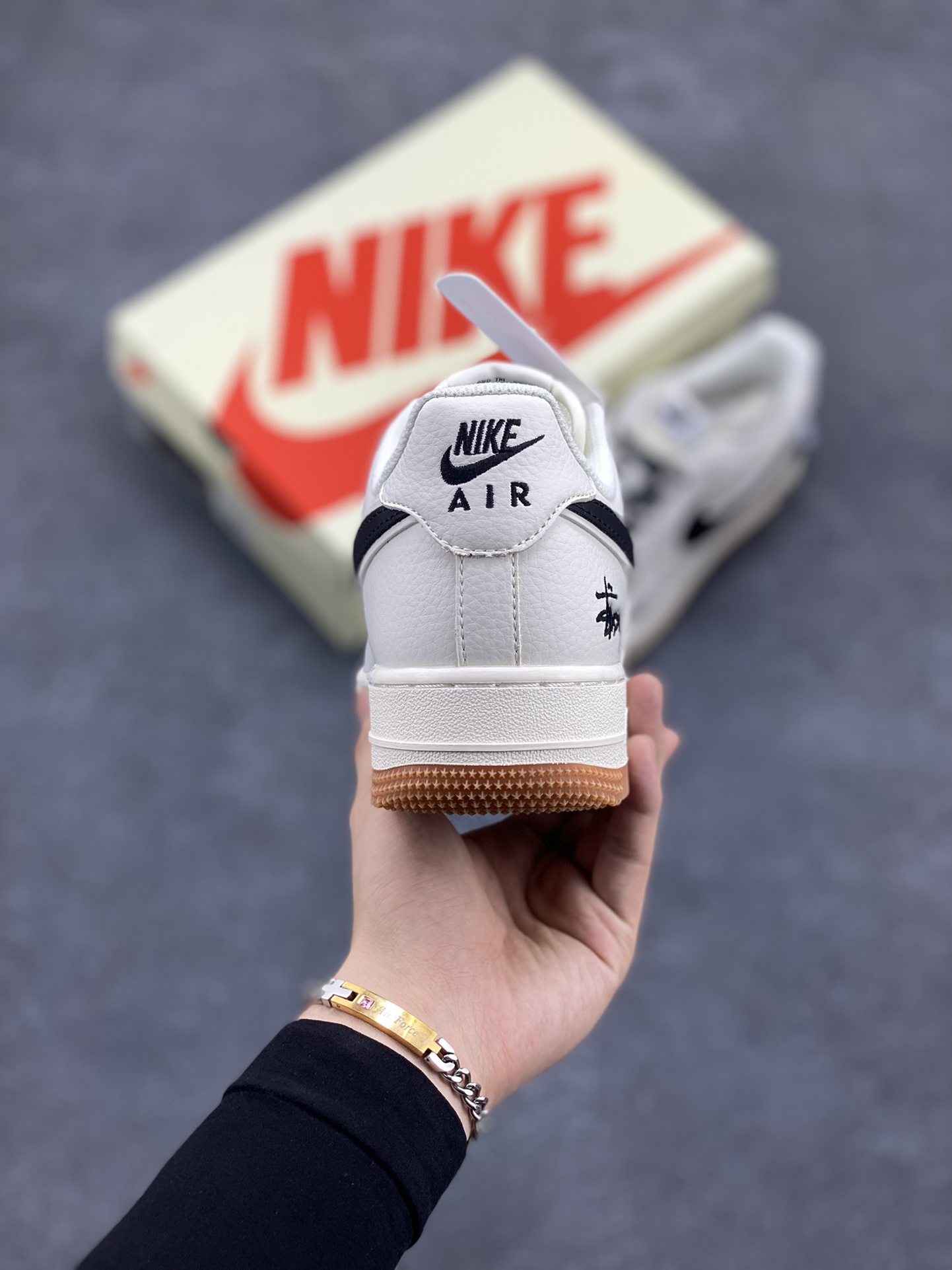 图片[4]-NIke Air Force 1 \’07 Low “斯图西联名–米黑生胶”空军一号 低帮 运动鞋 休闲鞋 折边针车 工艺难度大 原楦头原纸板 原装鞋盒 定制五金配件 内置全掌气垫 原厂鞋底 货号：XZ5688-001 尺码：36 36.5 37.5 38 38.5 39 40 40.5 41 42 42.5 43 44 44.5 45-选品中心