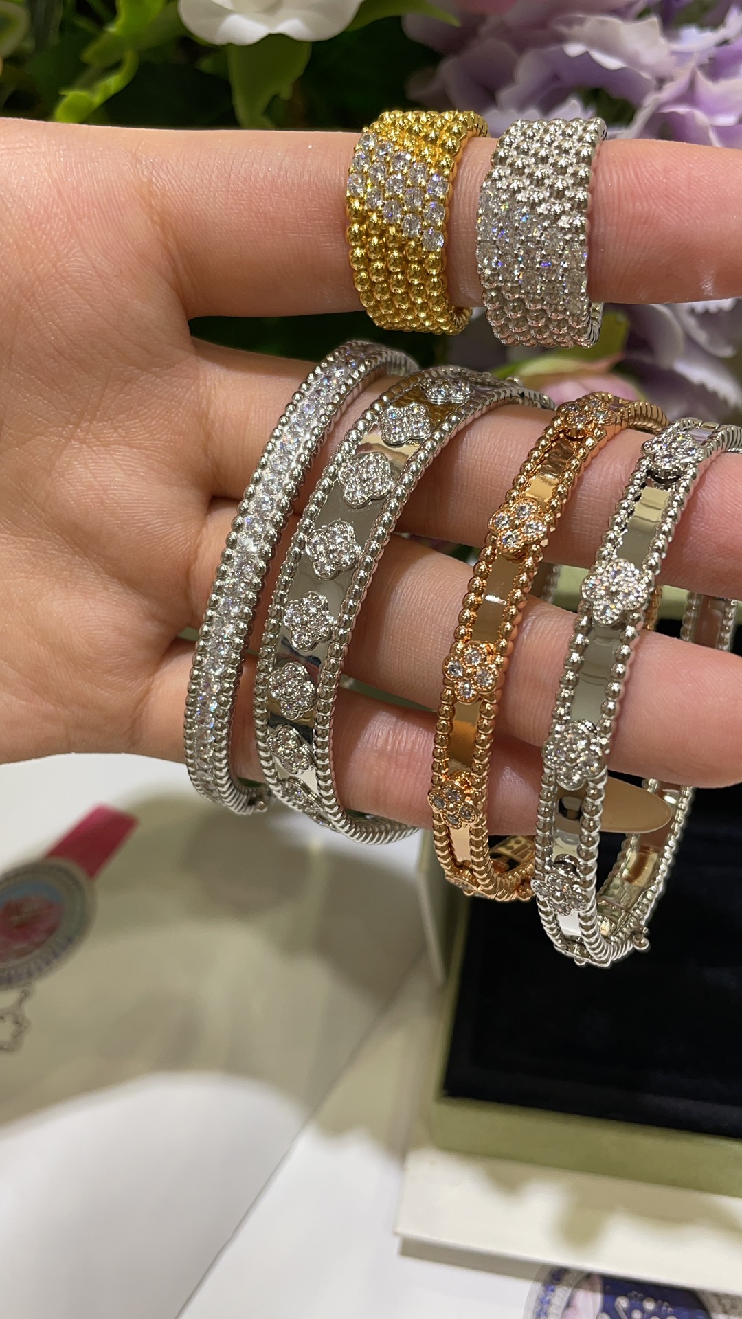 NO:631582,A collection of ready-made vca bracelets and rings. All beauties are wearing them. Low-key elegance, rings, high-end Cardia jewelry.19860909现货vca手环戒指合集 美女们都在戴 低调贵气,,ring,卡迪亚高端饰品,Jewelry