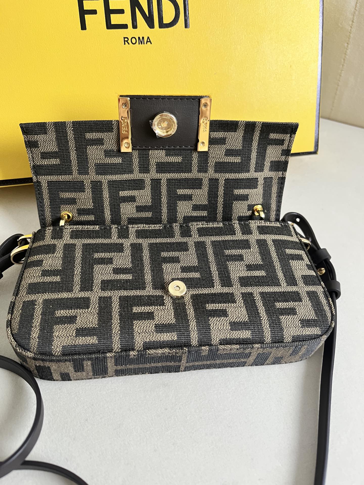 Fendi Mini Baguette Phone Baguette Baguette Crossbody Bag 5 i1721748580 2771 4