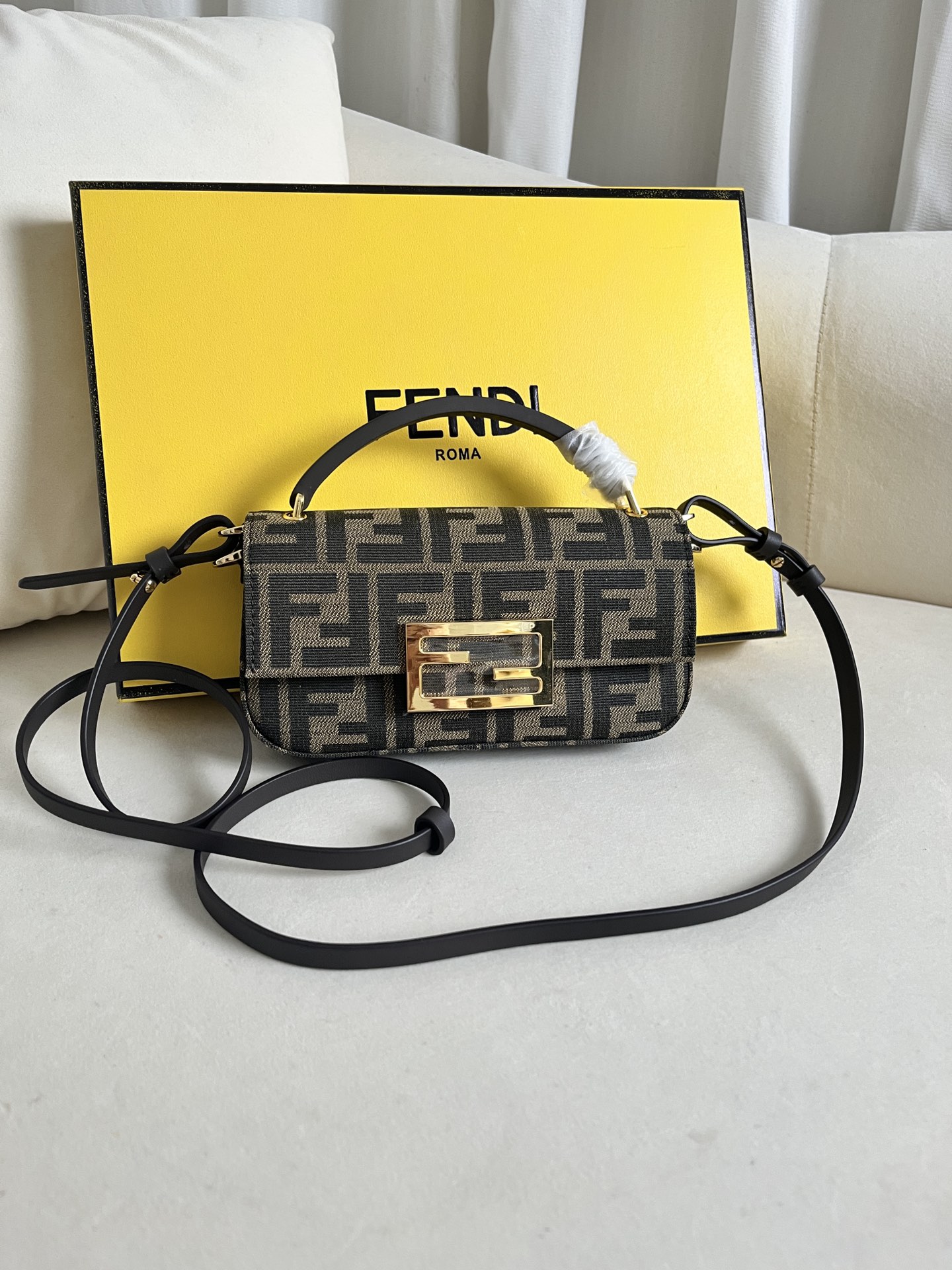 Fendi Mini Baguette Phone Baguette Baguette Crossbody Bag 1 i1721748580 4150 0