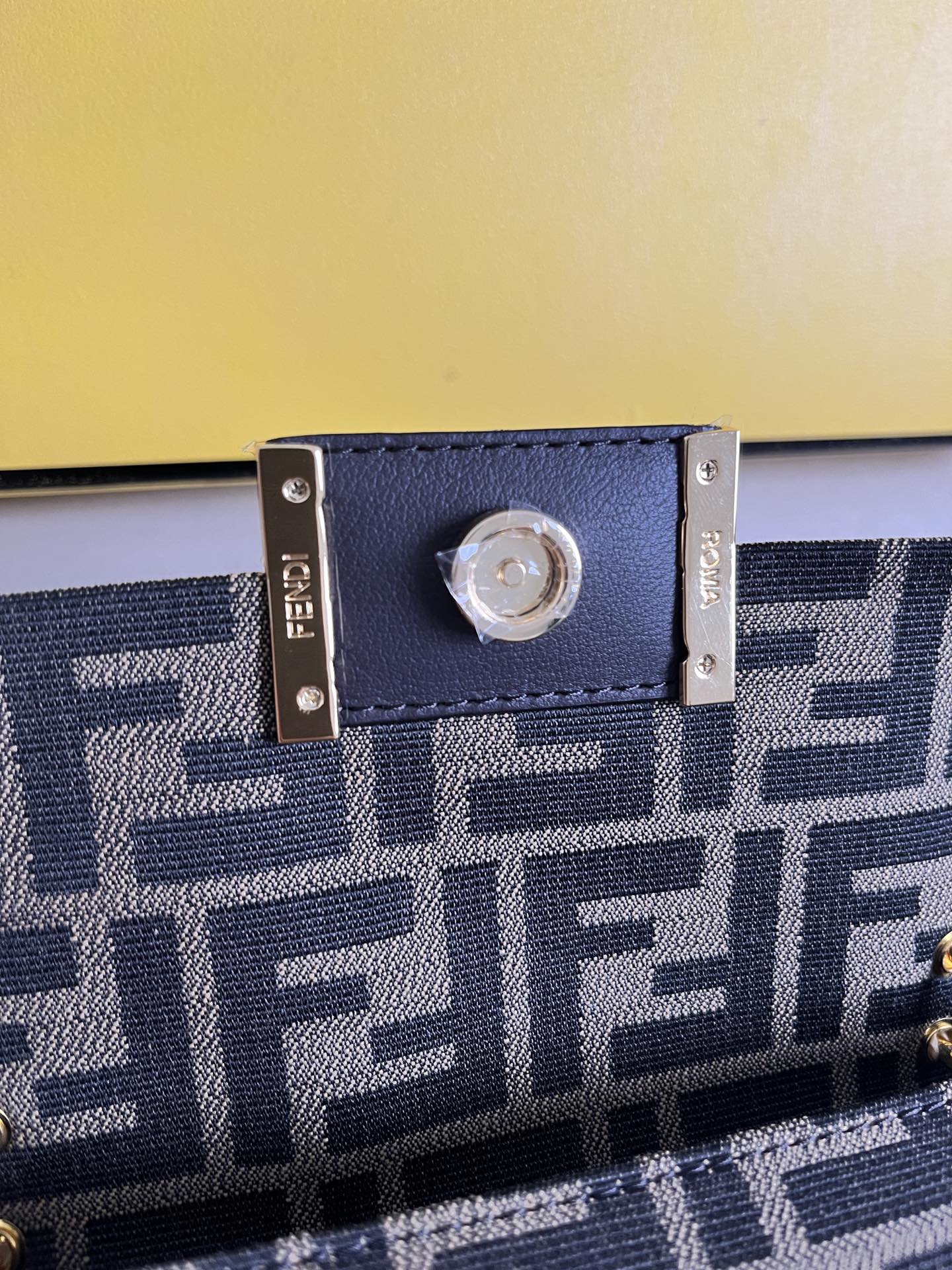 Fendi Mini Baguette Phone Baguette Baguette Crossbody Bag 6 i1721748580 4682 5