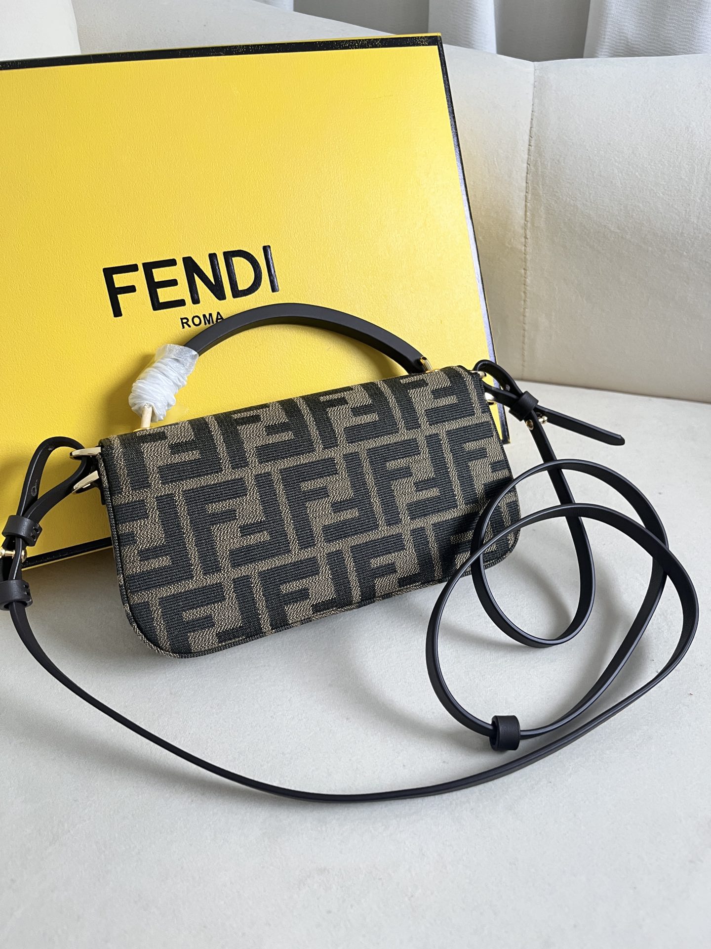 Fendi Mini Baguette Phone Baguette Baguette Crossbody Bag 4 i1721748580 5826 3