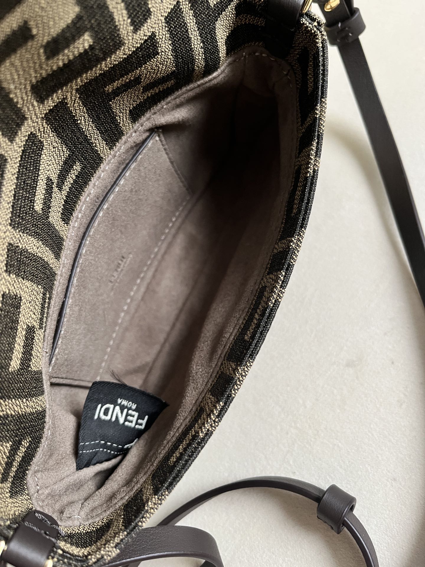 Fendi Mini Baguette Phone Baguette Baguette Crossbody Bag 8 i1721748580 6042 7