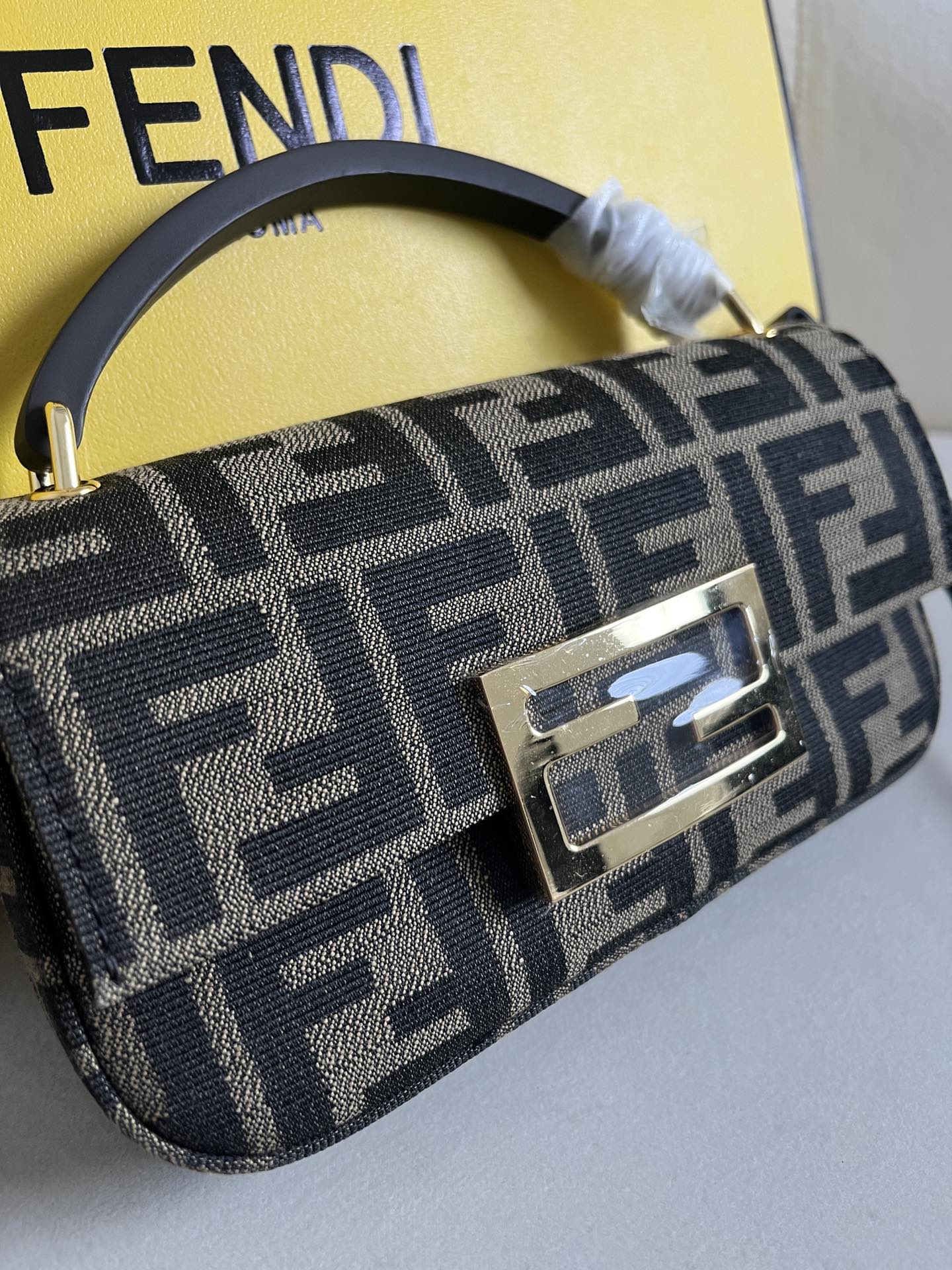 Fendi Mini Baguette Phone Baguette Baguette Crossbody Bag 3 i1721748580 8307 2