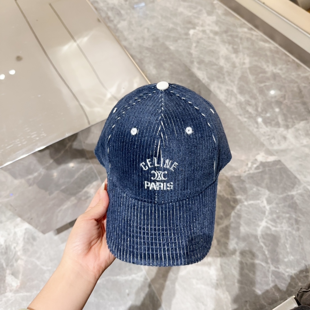 CELINE思琳 新款棒球帽🔸 旅游带它出去美美哒❕ 中古款哟.这种帽子不容易撞款 😬 现货