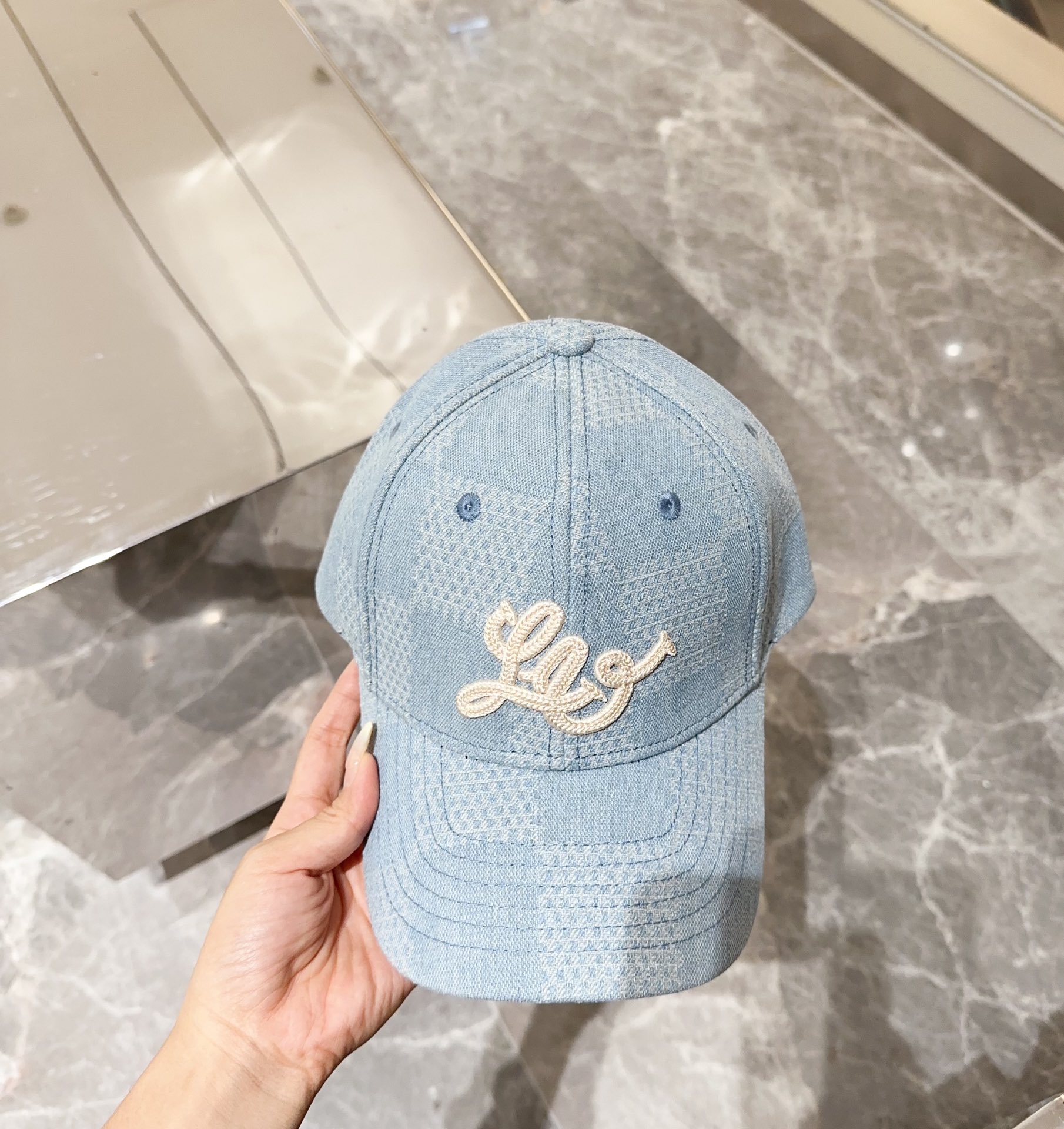 Gorra clásica de béisbol LV Louis Vuitton 🧢 envío rápido, artículo versátil 🥰 combina bien con cualquier outfit, cali…