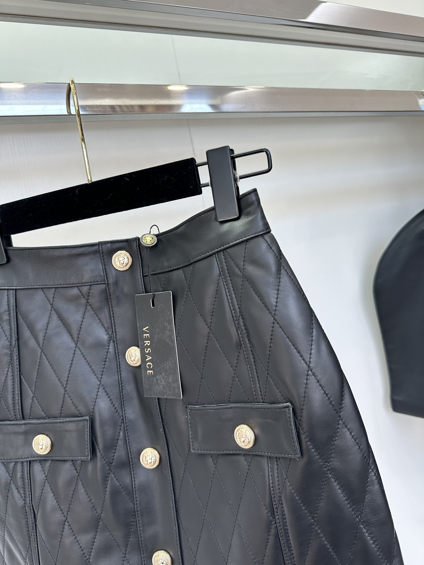 “VE*SACE Black Single-Rate Female Suit with Packaging: Stylish Design and Quality Materials” - 图片 5