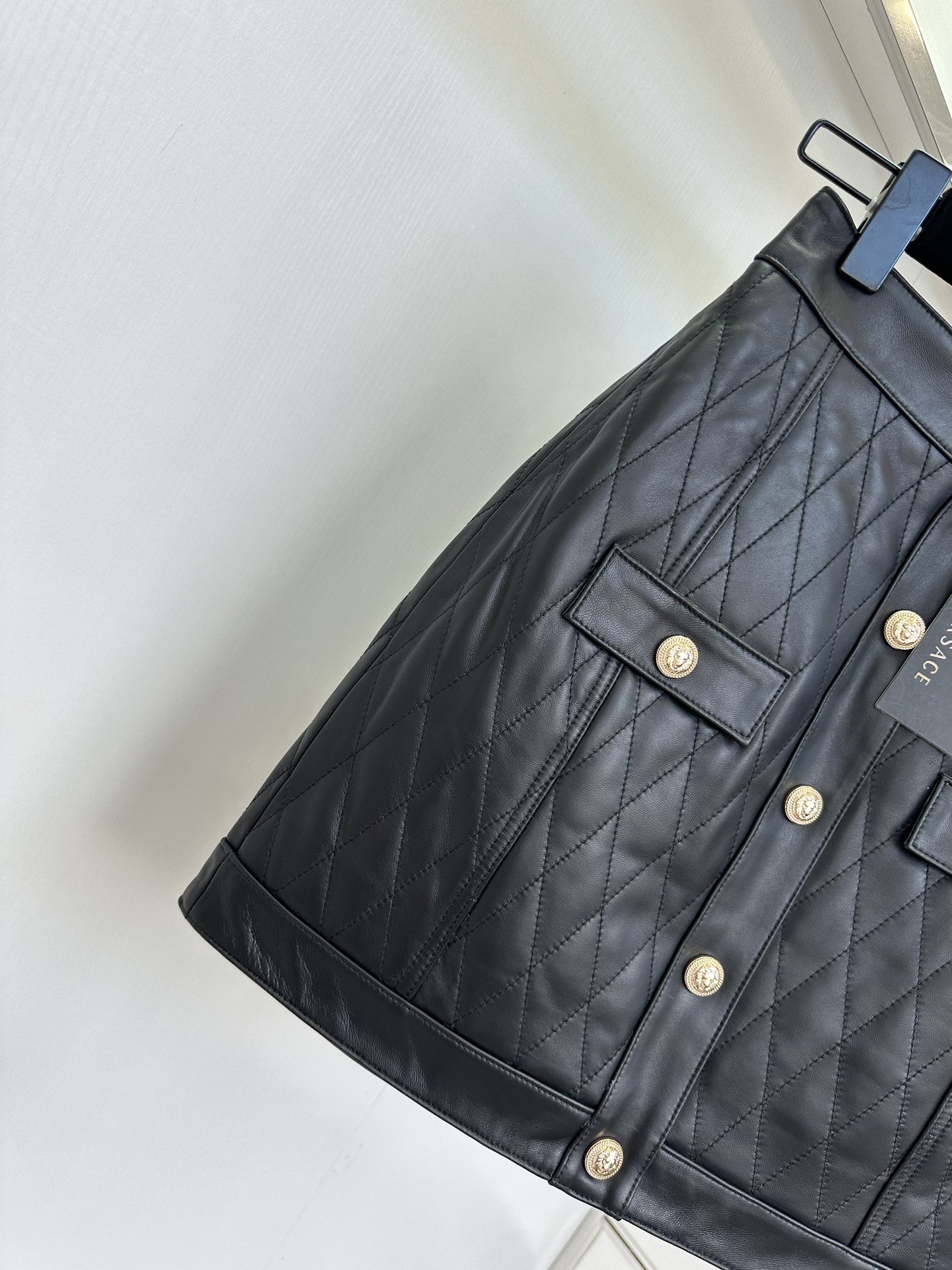 “VE*SACE Black Single-Rate Female Suit with Packaging: Stylish Design and Quality Materials” - 图片 4