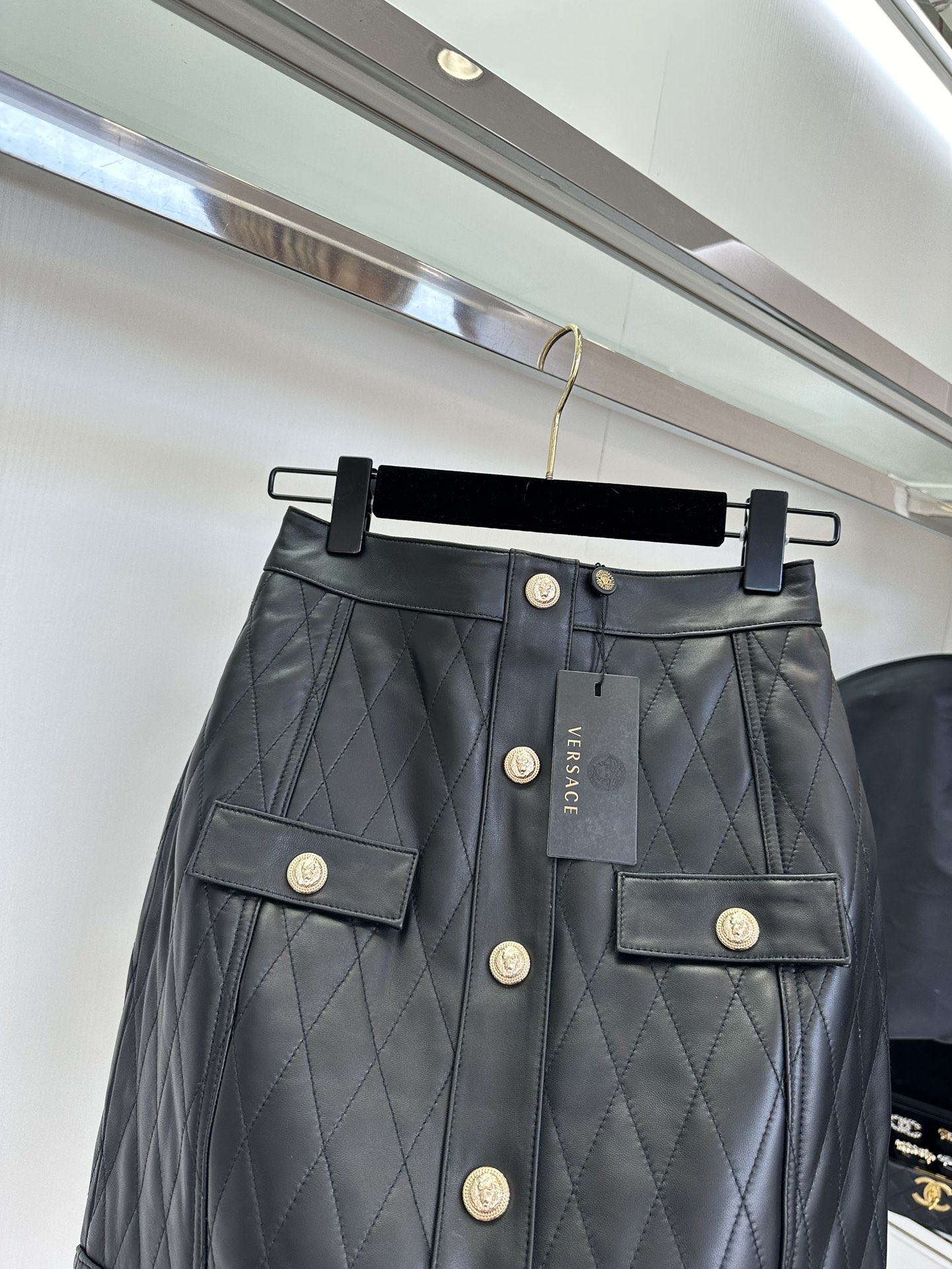 “VE*SACE Black Single-Rate Female Suit with Packaging: Stylish Design and Quality Materials” - 图片 8