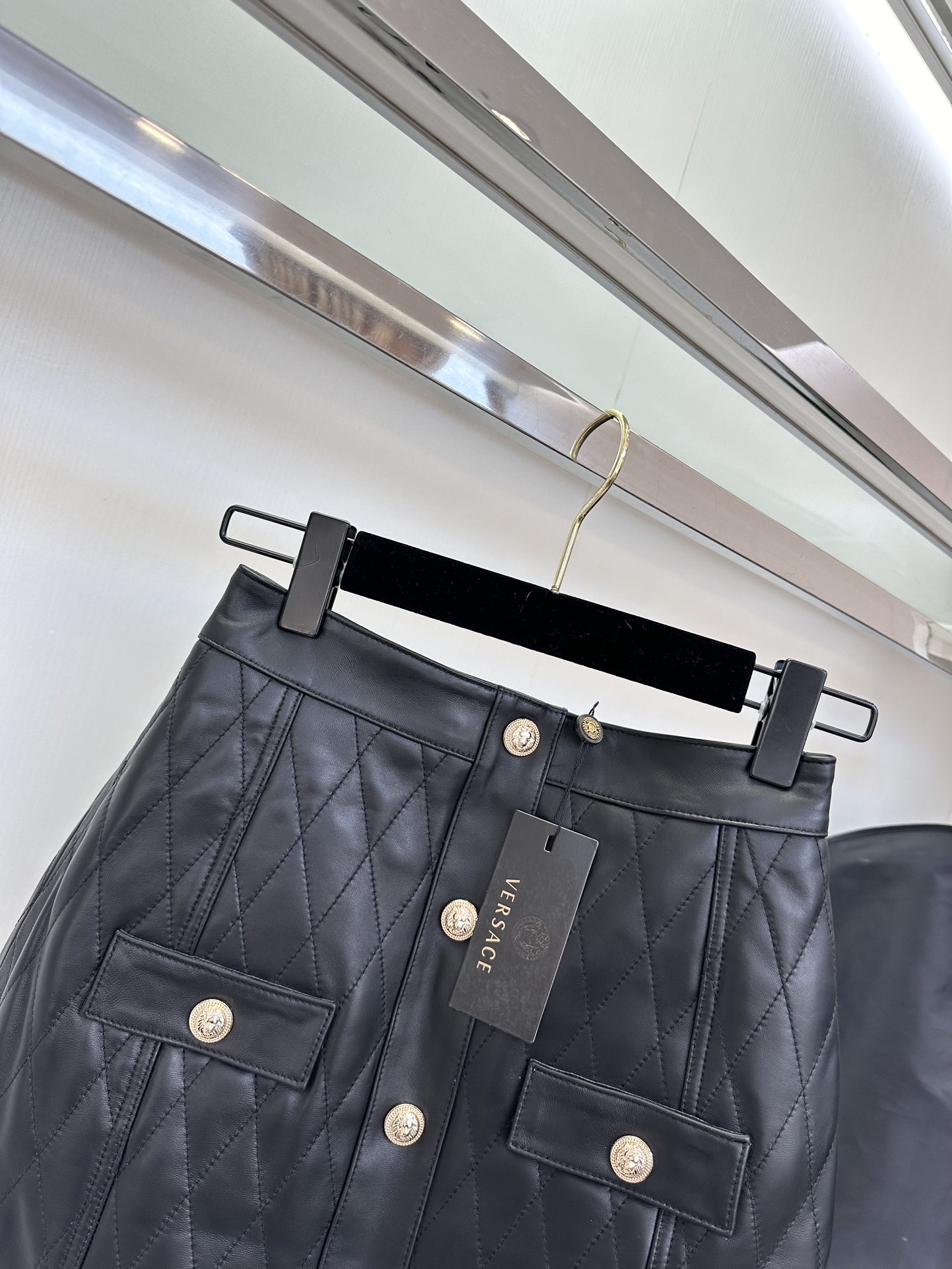 “VE*SACE Black Single-Rate Female Suit with Packaging: Stylish Design and Quality Materials” - 图片 6