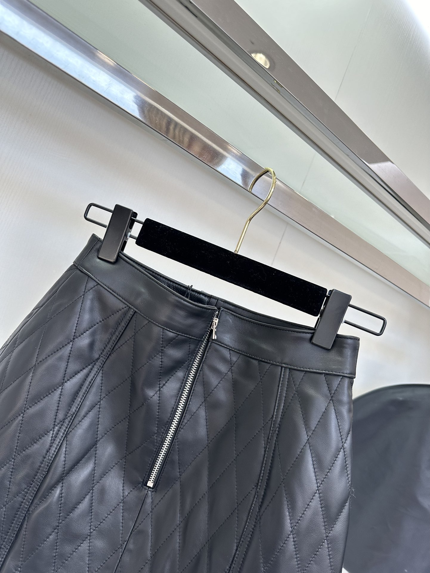 “VE*SACE Black Single-Rate Female Suit with Packaging: Stylish Design and Quality Materials” - 图片 7