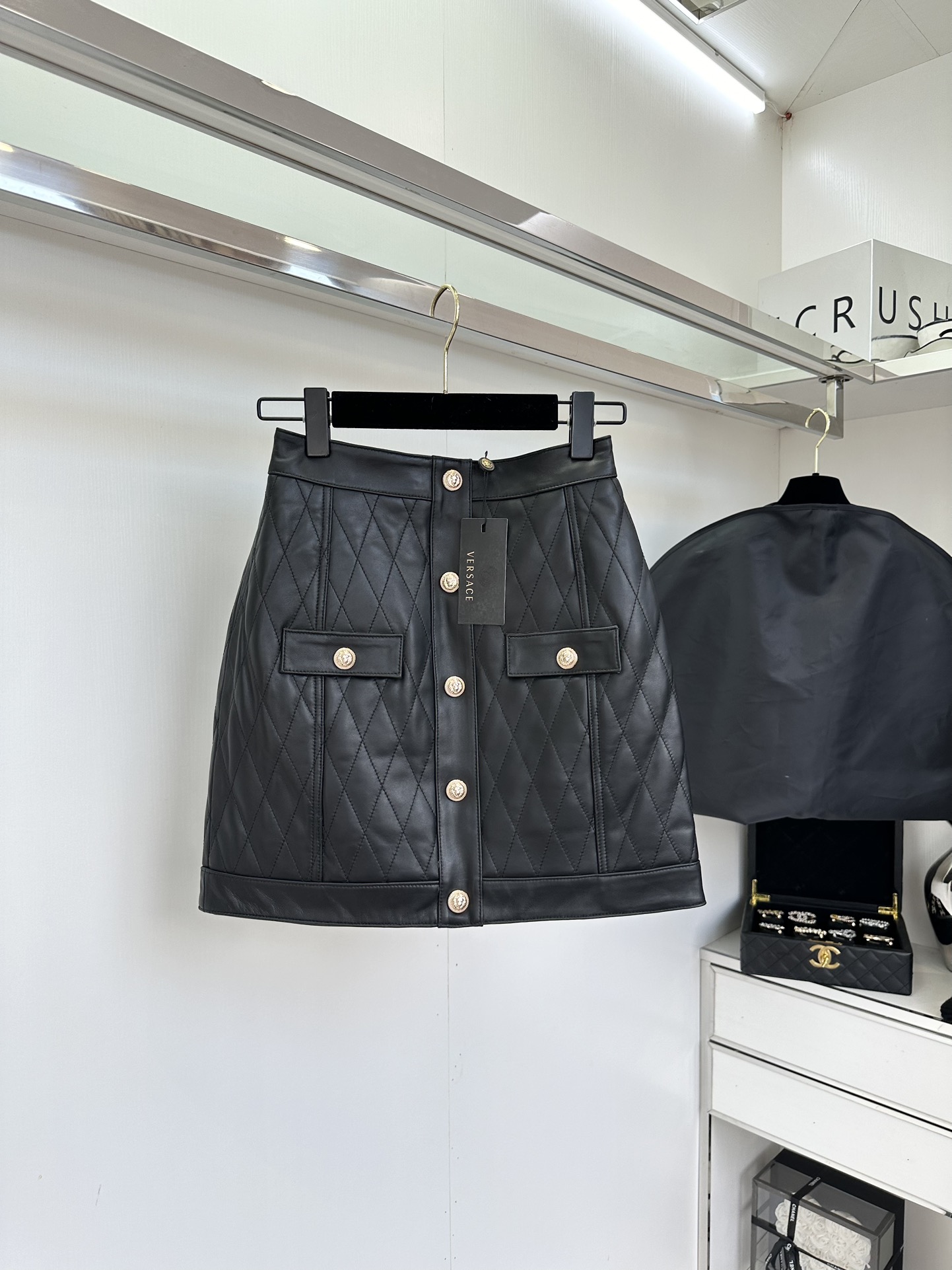 “VE*SACE Black Single-Rate Female Suit with Packaging: Stylish Design and Quality Materials”