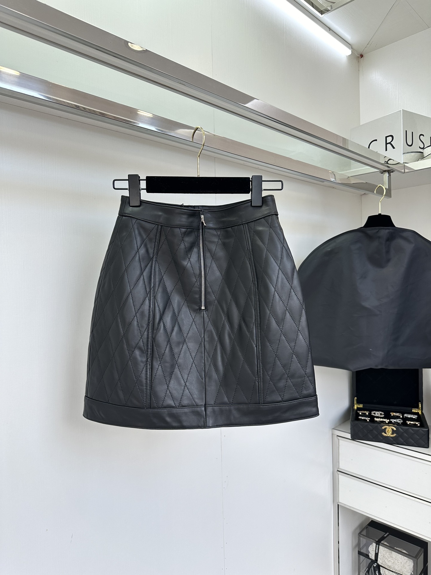 “VE*SACE Black Single-Rate Female Suit with Packaging: Stylish Design and Quality Materials” - 图片 3