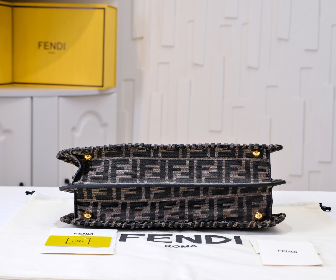 型号3319上新啦💗
———-NEW——
FENDI PEEKABOO ISEEU中号手袋———
202