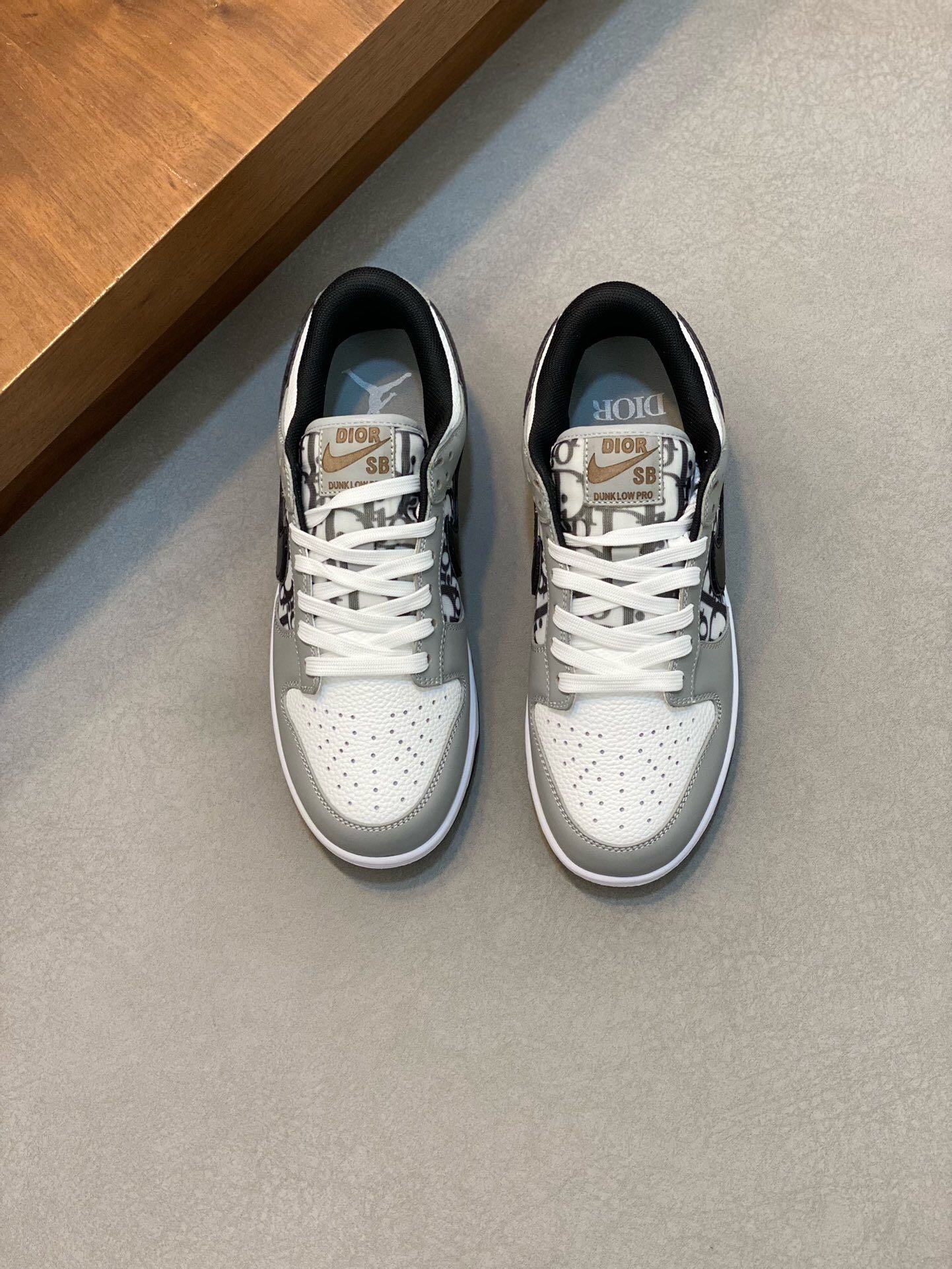 NO:217188,Brand DIOR color original color matching, code number 38-44 customized 45.46 price Material Dior counter new casual shoes!  High-quality Dior/ Nike AIR top-level co-branded version, the shoe is made of selected calfskin, and the shoe body is made of milky white cowhide. The crystal outsole is printed with the Dior logo to highlight the identity of the sneakers. The original version is purchased with the top replica, and the details are absolutely perfect!  Welcome to compare Dior casual shoes, dior, dior, cowhide19860909品牌DIOR 颜色原版配色 码数38-44定做45.46 价格 材质迪奥专柜新品休闲鞋！高品质 Dior/ Nike AIR顶级 联名正确版本,鞋款采用精选小牛皮制成,鞋身由乳白色牛皮拼接组成.水晶大底分别印有Dior徽标以彰显球鞋的身份 原版购入顶级复刻,细节绝对满分！欢迎对比,Dior休闲鞋,dior,dior,cowhide,Men's shoes