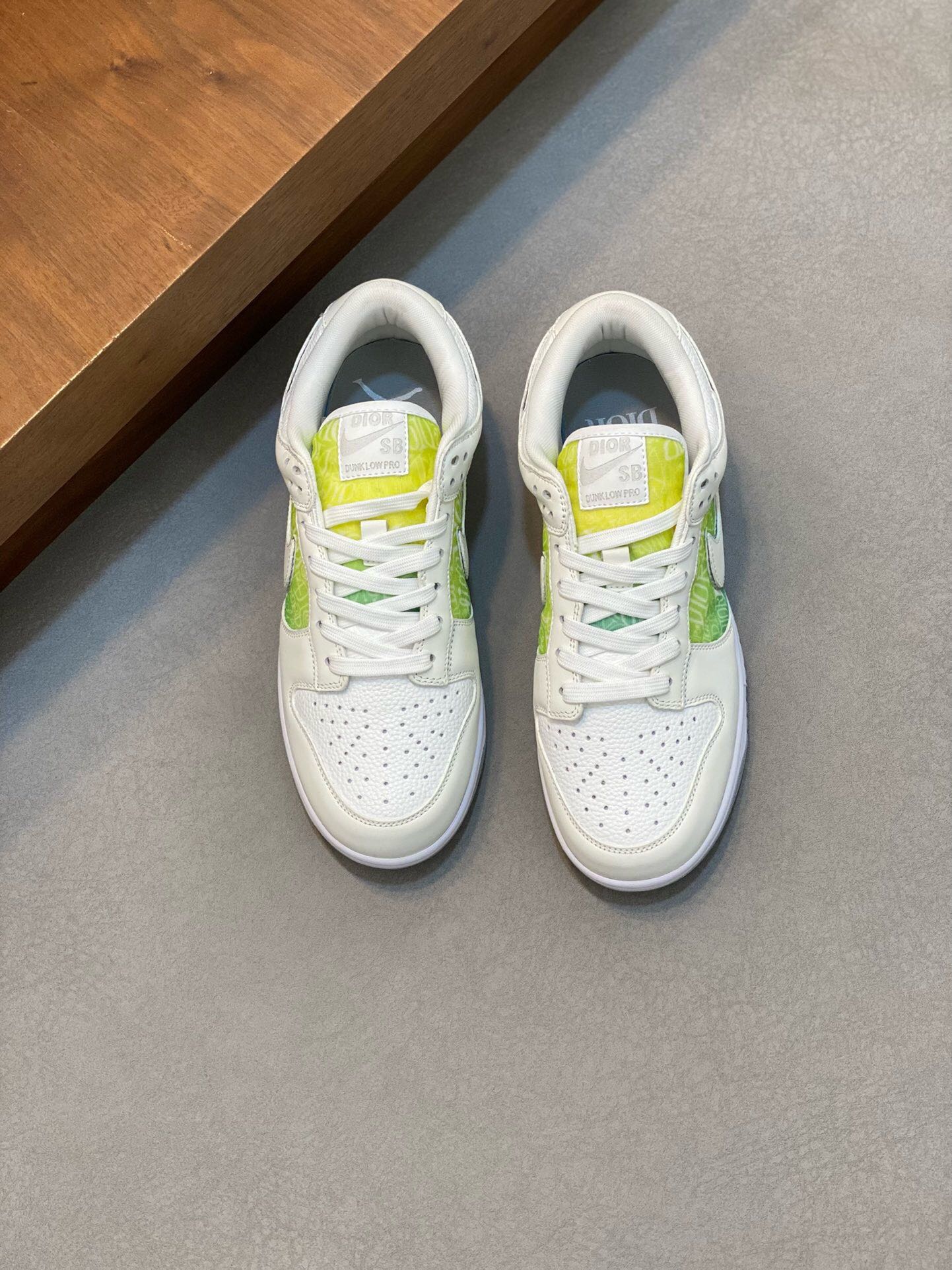 NO:218655,Brand DIOR color original color matching, code number 38-44 customized 45.46 price Material Dior counter new casual shoes!  High-quality Dior/ Nike AIR top-level co-branded version, the shoe is made of selected calfskin, and the shoe body is made of milky white cowhide. The crystal outsole is printed with the Dior logo to highlight the identity of the sneakers. The original version is purchased with the top replica, and the details are absolutely perfect!  Welcome to compare Dior casual shoes, dior, dior, cowhide19860909品牌DIOR 颜色原版配色 码数38-44定做45.46 价格 材质迪奥专柜新品休闲鞋！高品质 Dior/ Nike AIR顶级 联名正确版本,鞋款采用精选小牛皮制成,鞋身由乳白色牛皮拼接组成.水晶大底分别印有Dior徽标以彰显球鞋的身份 原版购入顶级复刻,细节绝对满分！欢迎对比,Dior休闲鞋,dior,dior,cowhide,Men's shoes