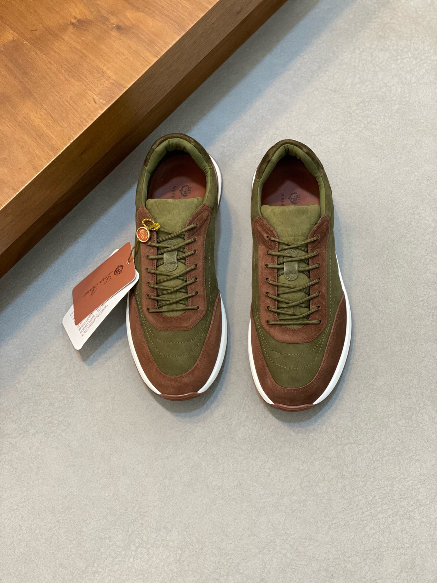 NO:219238,Brand Loro Piana color original color matching code number 39-46 customized 38.47 price Material Nouo Pianya autumn hot product shipped!  The window style LoroPiana mesh cowhide casual sports men's shoes This casual shoe is knitted with Wind fiber, presenting a unique three-dimensional effect. The unique style is slightly narrowed in the middle and is embellished with Naba Leather. The light rubber sole and edge studs enhance grip and stability. The functional details of the shoe are full of modern aesthetics. The upper uses hot melt edge sealing process. The light technical material of the Kummel color rubber outsole is inlaid with cushioning pads on the inner side of the sole, which makes the weight distribution more even and reduces the load during travel. The leather eyelets are directly placed on the upper fixed to the sole to ensure stability. The rear is equipped with cushioning pads to enhance the comfort of wearing. LP casual shoes, loro piana, loro piana, cowhide19860909品牌Loro Piana 颜色原版配色 码数39-46定做38.47 价格 材质诺悠翩雅秋季爆款出货！橱窗款LoroPiana网面牛皮休闲运动男鞋 这款休闲鞋采用Wind纤维针织而成,呈现出别致的立体效果,独特的版型在中段轻微变窄,并以纳巴革细节点缀.轻盈橡胶鞋底和边缘的鞋钉增强抓地力和稳定性,充满现代美感的功能细节设计为鞋子平添了运动风格.鞋面使用热熔封边工艺 Kummel色橡胶外底的轻盈技术材料鞋底内侧镶嵌着缓冲垫,让重量分配更平均,减轻行进间的负荷 皮革鞋眼直接设于固定在鞋底的鞋面上,以确保稳定性 后部搭配缓冲垫,以提升穿着舒适感,LP休闲鞋,loro piana,loro piana,cowhide,Men's shoes